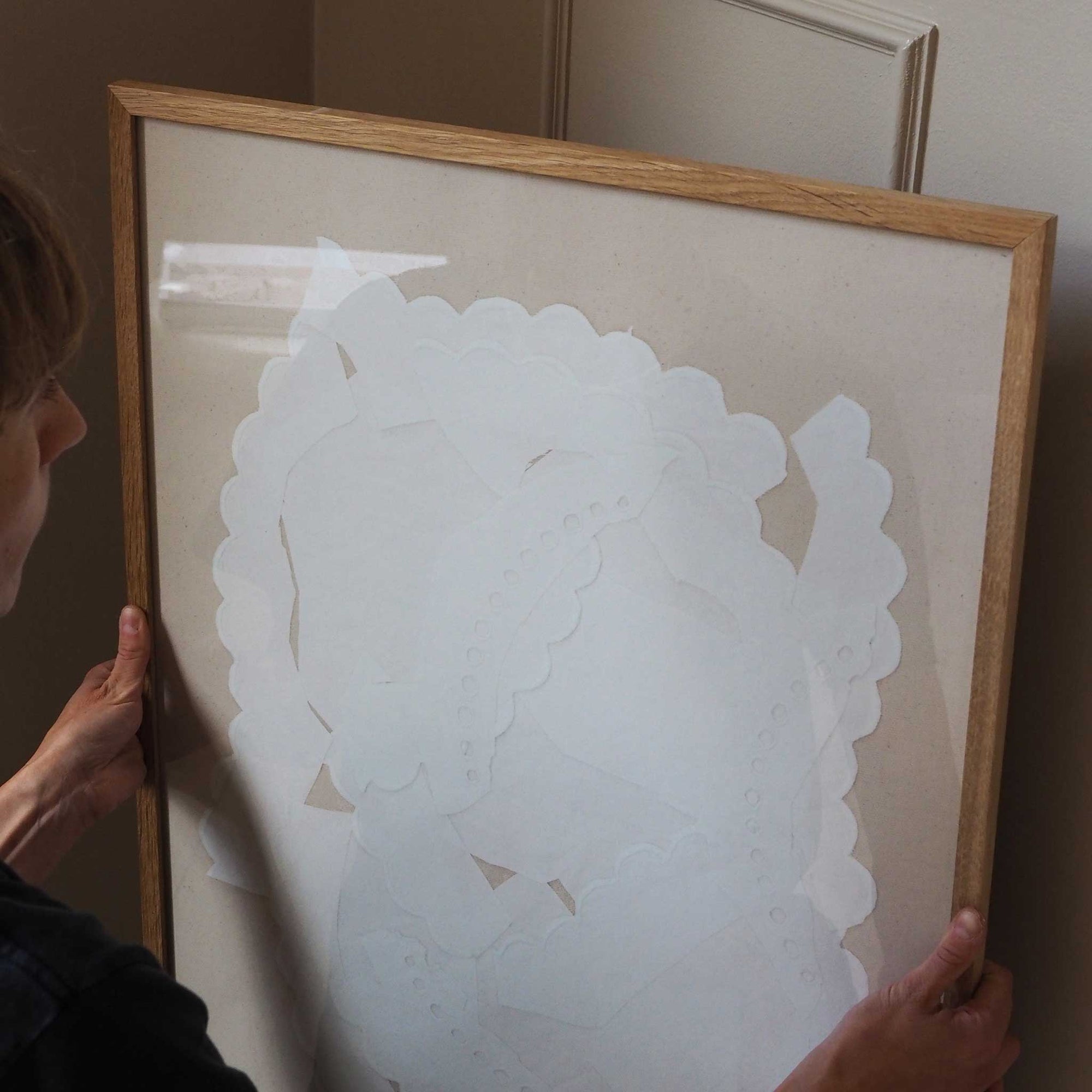 Atelier Cph（アトリエ・シーピーエイチ）は、デンマーク・コペンハーゲンを拠点とするデザインスタジオ兼アートブランドです。ミニマルで構築的なビジュアルを特徴とし、抽象アートやコラージュを中心としたアートポスターを多数手がけています。北欧デザインらしい洗練された感性とバランスの取れた構成美が魅力で、リビング、寝室、書斎、オフィスなど、あらゆる空間に調和と静けさをもたらします。幾何学的なモチーフを用いたアートは、ギャラリーウォールやモダンインテリアのアクセントにも最適。高品質な紙と印刷による仕上がりで、インテリアとしての完成度も高く評価されています。北欧アートポスター、現代アート、ミニマルデザイン、韓国インテリアなど、幅広いスタイルにマッチするスタイリッシュなアートを探している方におすすめです。