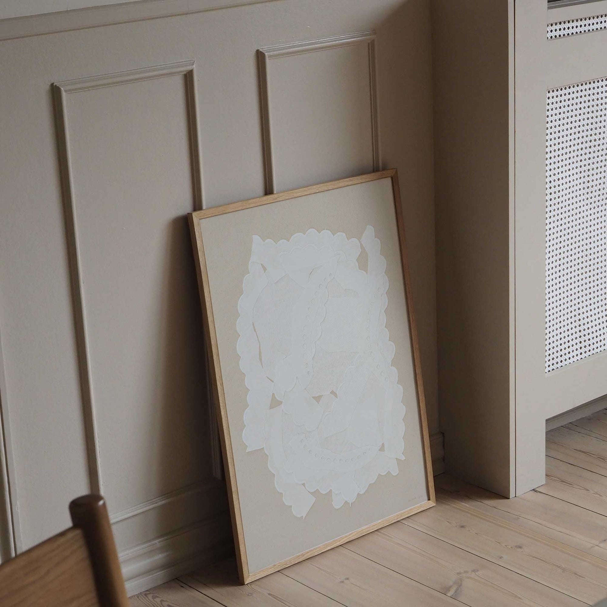 Atelier Cph（アトリエ・シーピーエイチ）は、デンマーク・コペンハーゲンを拠点とするデザインスタジオ兼アートブランドです。ミニマルで構築的なビジュアルを特徴とし、抽象アートやコラージュを中心としたアートポスターを多数手がけています。北欧デザインらしい洗練された感性とバランスの取れた構成美が魅力で、リビング、寝室、書斎、オフィスなど、あらゆる空間に調和と静けさをもたらします。幾何学的なモチーフを用いたアートは、ギャラリーウォールやモダンインテリアのアクセントにも最適。高品質な紙と印刷による仕上がりで、インテリアとしての完成度も高く評価されています。北欧アートポスター、現代アート、ミニマルデザイン、韓国インテリアなど、幅広いスタイルにマッチするスタイリッシュなアートを探している方におすすめです。