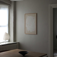 Atelier Cph（アトリエ・シーピーエイチ）は、デンマーク・コペンハーゲンを拠点とするデザインスタジオ兼アートブランドです。ミニマルで構築的なビジュアルを特徴とし、抽象アートやコラージュを中心としたアートポスターを多数手がけています。北欧デザインらしい洗練された感性とバランスの取れた構成美が魅力で、リビング、寝室、書斎、オフィスなど、あらゆる空間に調和と静けさをもたらします。幾何学的なモチーフを用いたアートは、ギャラリーウォールやモダンインテリアのアクセントにも最適。高品質な紙と印刷による仕上がりで、インテリアとしての完成度も高く評価されています。北欧アートポスター、現代アート、ミニマルデザイン、韓国インテリアなど、幅広いスタイルにマッチするスタイリッシュなアートを探している方におすすめです。