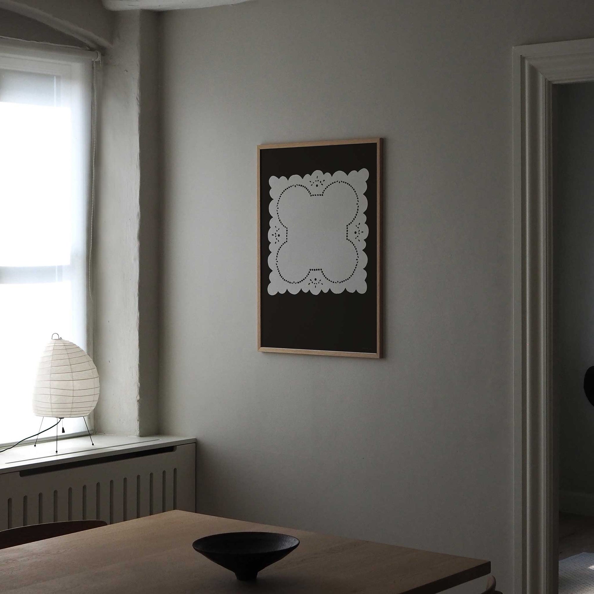 Atelier Cph（アトリエ・シーピーエイチ）は、デンマーク・コペンハーゲンを拠点とするデザインスタジオ兼アートブランドです。ミニマルで構築的なビジュアルを特徴とし、抽象アートやコラージュを中心としたアートポスターを多数手がけています。北欧デザインらしい洗練された感性とバランスの取れた構成美が魅力で、リビング、寝室、書斎、オフィスなど、あらゆる空間に調和と静けさをもたらします。幾何学的なモチーフを用いたアートは、ギャラリーウォールやモダンインテリアのアクセントにも最適。高品質な紙と印刷による仕上がりで、インテリアとしての完成度も高く評価されています。北欧アートポスター、現代アート、ミニマルデザイン、韓国インテリアなど、幅広いスタイルにマッチするスタイリッシュなアートを探している方におすすめです。