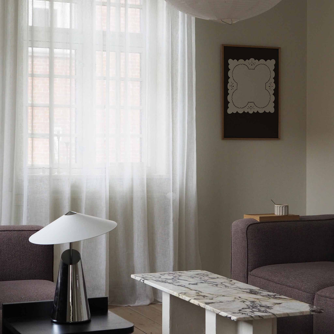 Atelier Cph（アトリエ・シーピーエイチ）は、デンマーク・コペンハーゲンを拠点とするデザインスタジオ兼アートブランドです。ミニマルで構築的なビジュアルを特徴とし、抽象アートやコラージュを中心としたアートポスターを多数手がけています。北欧デザインらしい洗練された感性とバランスの取れた構成美が魅力で、リビング、寝室、書斎、オフィスなど、あらゆる空間に調和と静けさをもたらします。幾何学的なモチーフを用いたアートは、ギャラリーウォールやモダンインテリアのアクセントにも最適。高品質な紙と印刷による仕上がりで、インテリアとしての完成度も高く評価されています。北欧アートポスター、現代アート、ミニマルデザイン、韓国インテリアなど、幅広いスタイルにマッチするスタイリッシュなアートを探している方におすすめです。