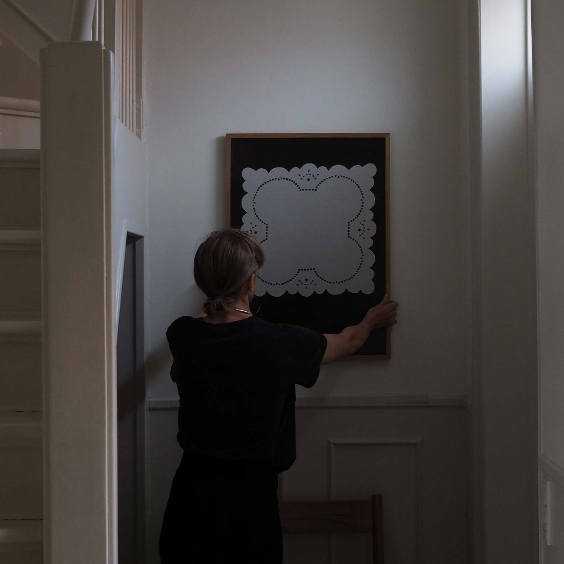 Atelier Cph（アトリエ・シーピーエイチ）は、デンマーク・コペンハーゲンを拠点とするデザインスタジオ兼アートブランドです。ミニマルで構築的なビジュアルを特徴とし、抽象アートやコラージュを中心としたアートポスターを多数手がけています。北欧デザインらしい洗練された感性とバランスの取れた構成美が魅力で、リビング、寝室、書斎、オフィスなど、あらゆる空間に調和と静けさをもたらします。幾何学的なモチーフを用いたアートは、ギャラリーウォールやモダンインテリアのアクセントにも最適。高品質な紙と印刷による仕上がりで、インテリアとしての完成度も高く評価されています。北欧アートポスター、現代アート、ミニマルデザイン、韓国インテリアなど、幅広いスタイルにマッチするスタイリッシュなアートを探している方におすすめです。