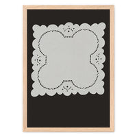 Atelier Cph（アトリエ・シーピーエイチ）は、デンマーク・コペンハーゲンを拠点とするデザインスタジオ兼アートブランドです。ミニマルで構築的なビジュアルを特徴とし、抽象アートやコラージュを中心としたアートポスターを多数手がけています。北欧デザインらしい洗練された感性とバランスの取れた構成美が魅力で、リビング、寝室、書斎、オフィスなど、あらゆる空間に調和と静けさをもたらします。幾何学的なモチーフを用いたアートは、ギャラリーウォールやモダンインテリアのアクセントにも最適。高品質な紙と印刷による仕上がりで、インテリアとしての完成度も高く評価されています。北欧アートポスター、現代アート、ミニマルデザイン、韓国インテリアなど、幅広いスタイルにマッチするスタイリッシュなアートを探している方におすすめです。