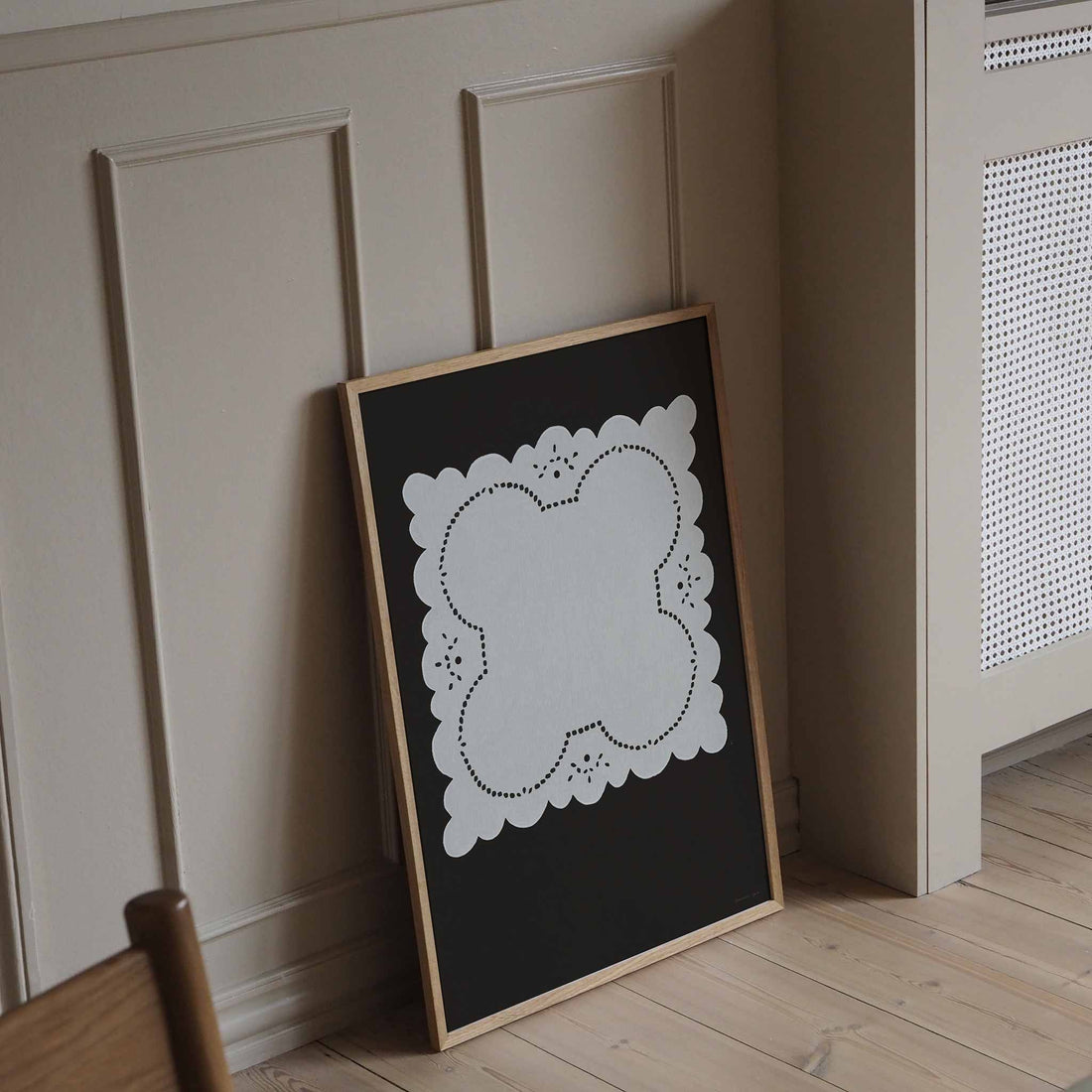 Atelier Cph（アトリエ・シーピーエイチ）は、デンマーク・コペンハーゲンを拠点とするデザインスタジオ兼アートブランドです。ミニマルで構築的なビジュアルを特徴とし、抽象アートやコラージュを中心としたアートポスターを多数手がけています。北欧デザインらしい洗練された感性とバランスの取れた構成美が魅力で、リビング、寝室、書斎、オフィスなど、あらゆる空間に調和と静けさをもたらします。幾何学的なモチーフを用いたアートは、ギャラリーウォールやモダンインテリアのアクセントにも最適。高品質な紙と印刷による仕上がりで、インテリアとしての完成度も高く評価されています。北欧アートポスター、現代アート、ミニマルデザイン、韓国インテリアなど、幅広いスタイルにマッチするスタイリッシュなアートを探している方におすすめです。