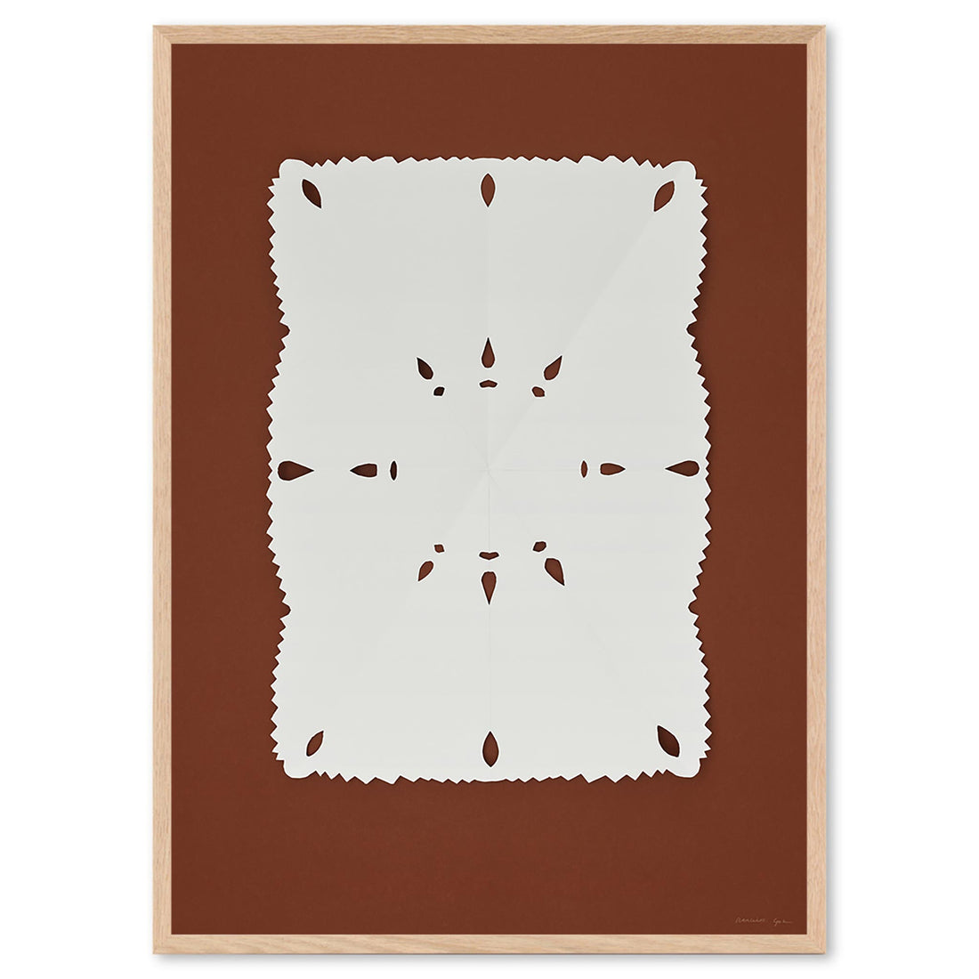 Atelier Cph（アトリエ・シーピーエイチ）は、デンマーク・コペンハーゲンを拠点とするデザインスタジオ兼アートブランドです。ミニマルで構築的なビジュアルを特徴とし、抽象アートやコラージュを中心としたアートポスターを多数手がけています。北欧デザインらしい洗練された感性とバランスの取れた構成美が魅力で、リビング、寝室、書斎、オフィスなど、あらゆる空間に調和と静けさをもたらします。幾何学的なモチーフを用いたアートは、ギャラリーウォールやモダンインテリアのアクセントにも最適。高品質な紙と印刷による仕上がりで、インテリアとしての完成度も高く評価されています。北欧アートポスター、現代アート、ミニマルデザイン、韓国インテリアなど、幅広いスタイルにマッチするスタイリッシュなアートを探している方におすすめです。