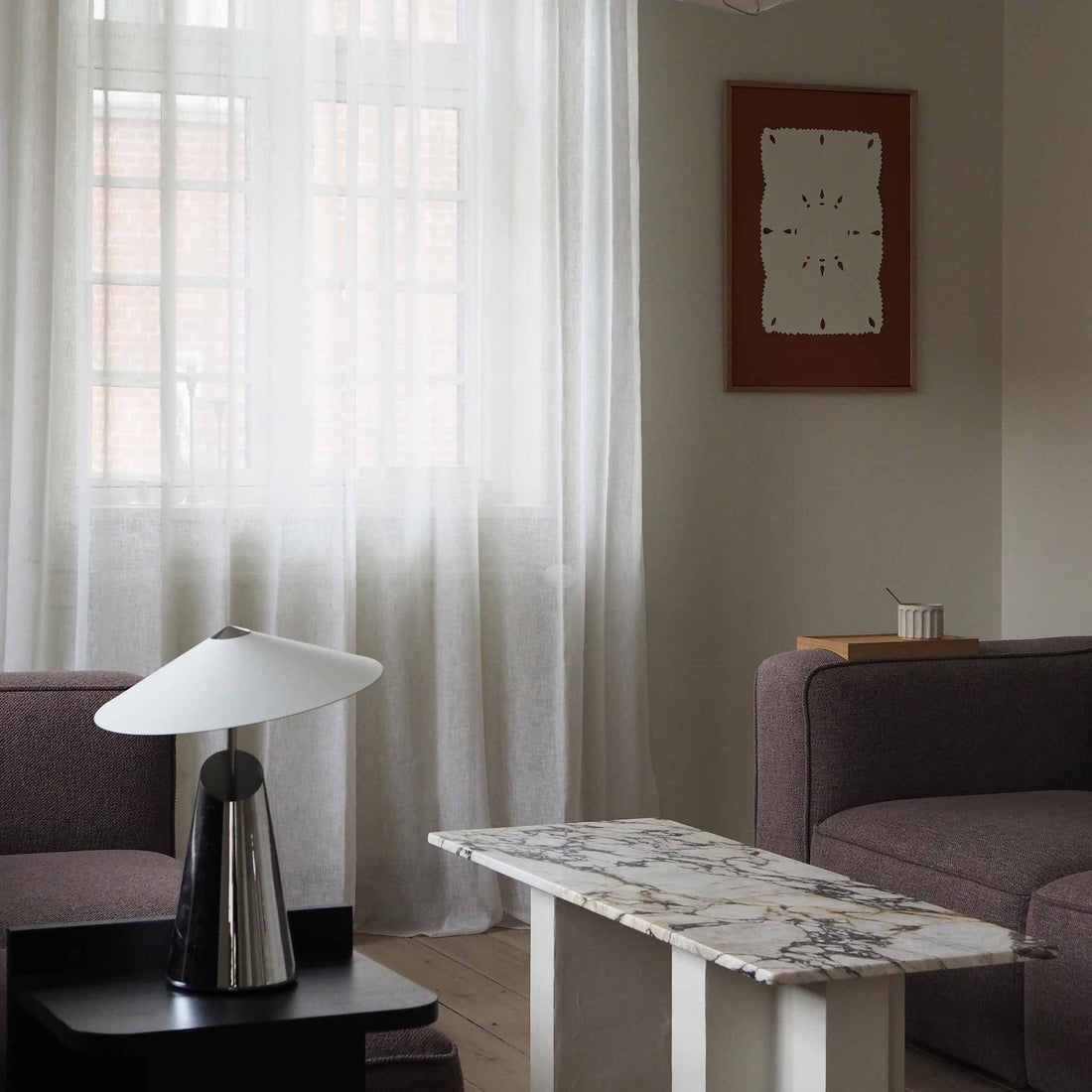 Atelier Cph（アトリエ・シーピーエイチ）は、デンマーク・コペンハーゲンを拠点とするデザインスタジオ兼アートブランドです。ミニマルで構築的なビジュアルを特徴とし、抽象アートやコラージュを中心としたアートポスターを多数手がけています。北欧デザインらしい洗練された感性とバランスの取れた構成美が魅力で、リビング、寝室、書斎、オフィスなど、あらゆる空間に調和と静けさをもたらします。幾何学的なモチーフを用いたアートは、ギャラリーウォールやモダンインテリアのアクセントにも最適。高品質な紙と印刷による仕上がりで、インテリアとしての完成度も高く評価されています。北欧アートポスター、現代アート、ミニマルデザイン、韓国インテリアなど、幅広いスタイルにマッチするスタイリッシュなアートを探している方におすすめです。