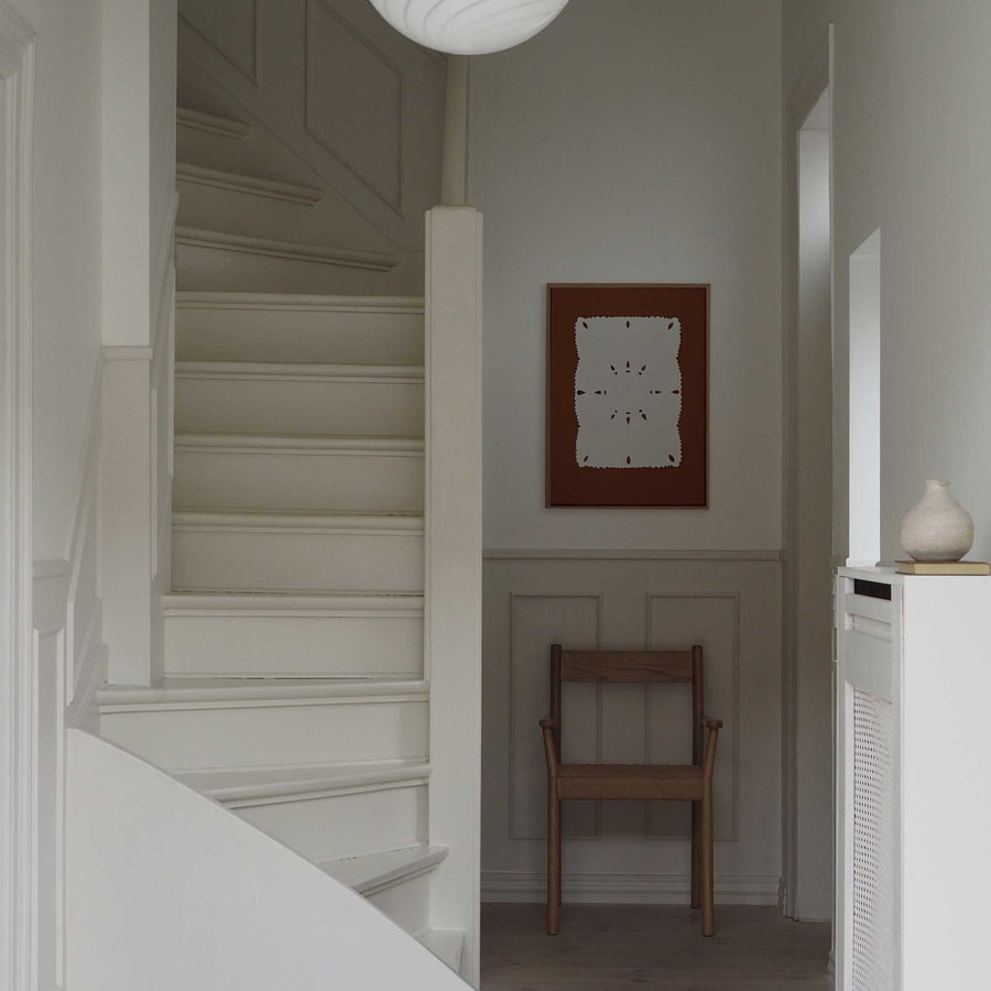 Atelier Cph（アトリエ・シーピーエイチ）は、デンマーク・コペンハーゲンを拠点とするデザインスタジオ兼アートブランドです。ミニマルで構築的なビジュアルを特徴とし、抽象アートやコラージュを中心としたアートポスターを多数手がけています。北欧デザインらしい洗練された感性とバランスの取れた構成美が魅力で、リビング、寝室、書斎、オフィスなど、あらゆる空間に調和と静けさをもたらします。幾何学的なモチーフを用いたアートは、ギャラリーウォールやモダンインテリアのアクセントにも最適。高品質な紙と印刷による仕上がりで、インテリアとしての完成度も高く評価されています。北欧アートポスター、現代アート、ミニマルデザイン、韓国インテリアなど、幅広いスタイルにマッチするスタイリッシュなアートを探している方におすすめです。