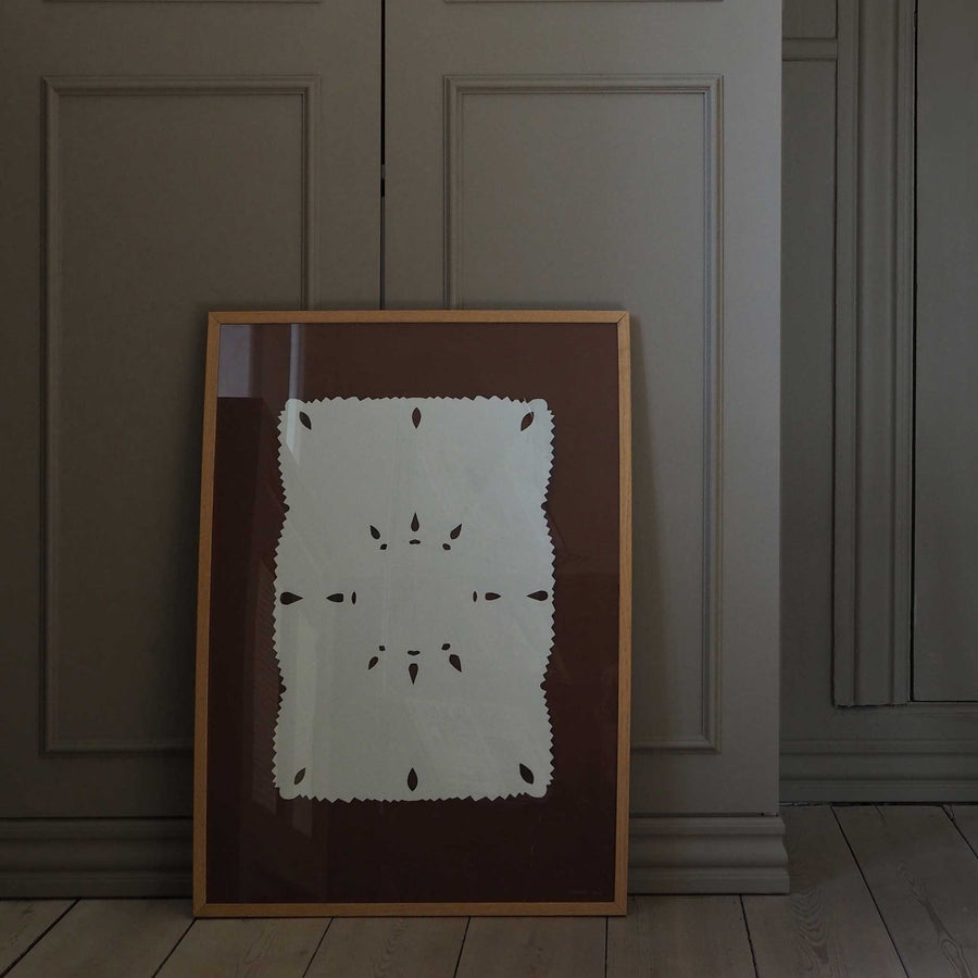 Atelier Cph（アトリエ・シーピーエイチ）は、デンマーク・コペンハーゲンを拠点とするデザインスタジオ兼アートブランドです。ミニマルで構築的なビジュアルを特徴とし、抽象アートやコラージュを中心としたアートポスターを多数手がけています。北欧デザインらしい洗練された感性とバランスの取れた構成美が魅力で、リビング、寝室、書斎、オフィスなど、あらゆる空間に調和と静けさをもたらします。幾何学的なモチーフを用いたアートは、ギャラリーウォールやモダンインテリアのアクセントにも最適。高品質な紙と印刷による仕上がりで、インテリアとしての完成度も高く評価されています。北欧アートポスター、現代アート、ミニマルデザイン、韓国インテリアなど、幅広いスタイルにマッチするスタイリッシュなアートを探している方におすすめです。