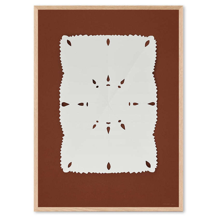 Atelier Cph（アトリエ・シーピーエイチ）は、デンマーク・コペンハーゲンを拠点とするデザインスタジオ兼アートブランドです。ミニマルで構築的なビジュアルを特徴とし、抽象アートやコラージュを中心としたアートポスターを多数手がけています。北欧デザインらしい洗練された感性とバランスの取れた構成美が魅力で、リビング、寝室、書斎、オフィスなど、あらゆる空間に調和と静けさをもたらします。幾何学的なモチーフを用いたアートは、ギャラリーウォールやモダンインテリアのアクセントにも最適。高品質な紙と印刷による仕上がりで、インテリアとしての完成度も高く評価されています。北欧アートポスター、現代アート、ミニマルデザイン、韓国インテリアなど、幅広いスタイルにマッチするスタイリッシュなアートを探している方におすすめです。