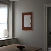 Atelier Cph（アトリエ・シーピーエイチ）は、デンマーク・コペンハーゲンを拠点とするデザインスタジオ兼アートブランドです。ミニマルで構築的なビジュアルを特徴とし、抽象アートやコラージュを中心としたアートポスターを多数手がけています。北欧デザインらしい洗練された感性とバランスの取れた構成美が魅力で、リビング、寝室、書斎、オフィスなど、あらゆる空間に調和と静けさをもたらします。幾何学的なモチーフを用いたアートは、ギャラリーウォールやモダンインテリアのアクセントにも最適。高品質な紙と印刷による仕上がりで、インテリアとしての完成度も高く評価されています。北欧アートポスター、現代アート、ミニマルデザイン、韓国インテリアなど、幅広いスタイルにマッチするスタイリッシュなアートを探している方におすすめです。