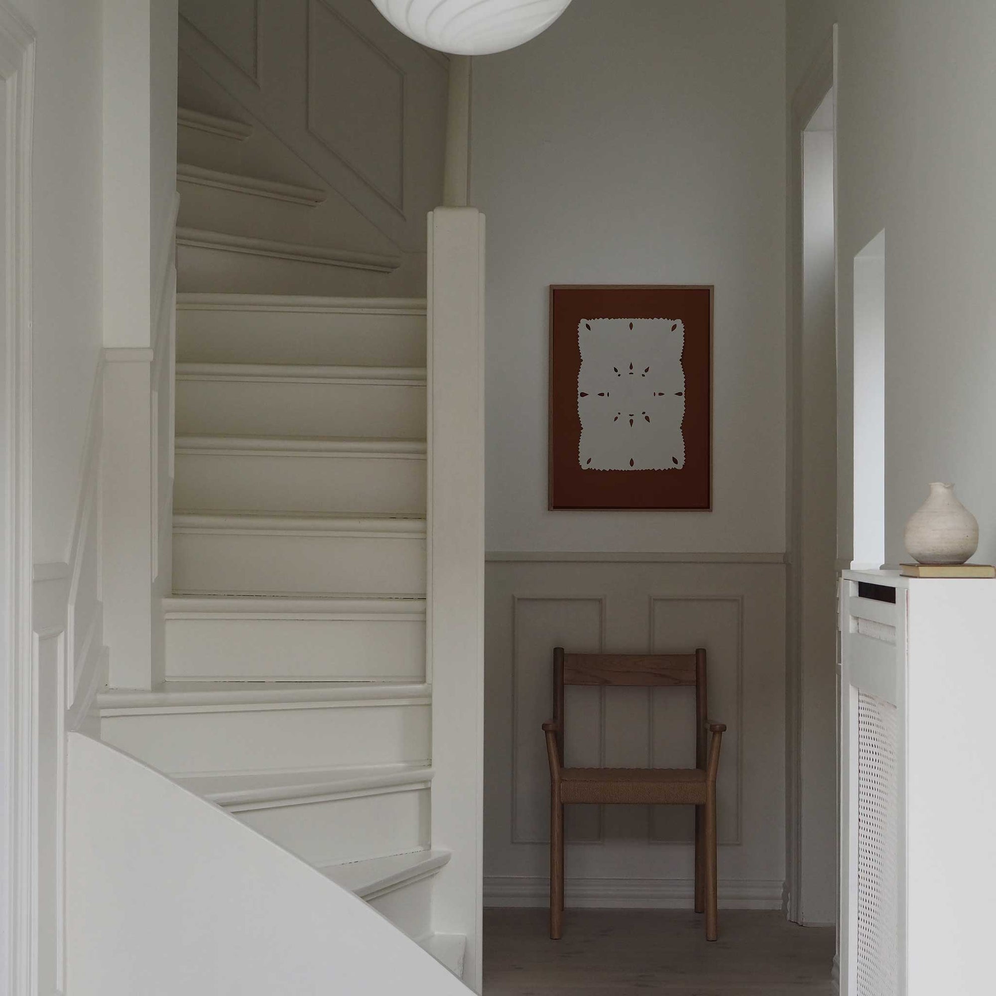 Atelier Cph（アトリエ・シーピーエイチ）は、デンマーク・コペンハーゲンを拠点とするデザインスタジオ兼アートブランドです。ミニマルで構築的なビジュアルを特徴とし、抽象アートやコラージュを中心としたアートポスターを多数手がけています。北欧デザインらしい洗練された感性とバランスの取れた構成美が魅力で、リビング、寝室、書斎、オフィスなど、あらゆる空間に調和と静けさをもたらします。幾何学的なモチーフを用いたアートは、ギャラリーウォールやモダンインテリアのアクセントにも最適。高品質な紙と印刷による仕上がりで、インテリアとしての完成度も高く評価されています。北欧アートポスター、現代アート、ミニマルデザイン、韓国インテリアなど、幅広いスタイルにマッチするスタイリッシュなアートを探している方におすすめです。