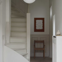 Atelier Cph（アトリエ・シーピーエイチ）は、デンマーク・コペンハーゲンを拠点とするデザインスタジオ兼アートブランドです。ミニマルで構築的なビジュアルを特徴とし、抽象アートやコラージュを中心としたアートポスターを多数手がけています。北欧デザインらしい洗練された感性とバランスの取れた構成美が魅力で、リビング、寝室、書斎、オフィスなど、あらゆる空間に調和と静けさをもたらします。幾何学的なモチーフを用いたアートは、ギャラリーウォールやモダンインテリアのアクセントにも最適。高品質な紙と印刷による仕上がりで、インテリアとしての完成度も高く評価されています。北欧アートポスター、現代アート、ミニマルデザイン、韓国インテリアなど、幅広いスタイルにマッチするスタイリッシュなアートを探している方におすすめです。