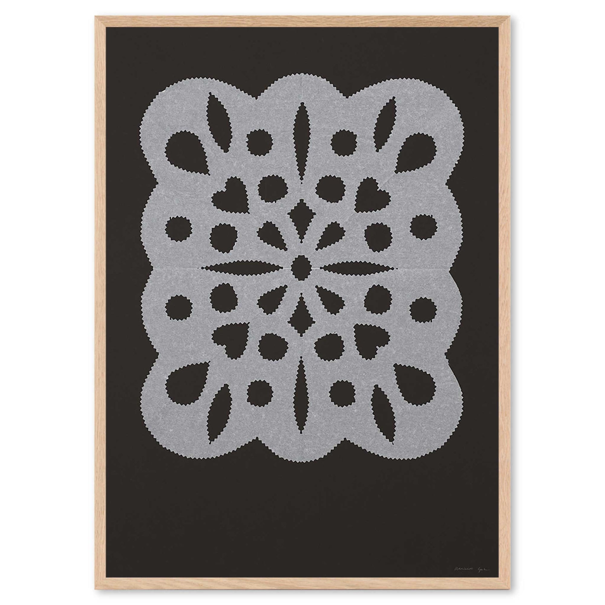 Atelier Cph（アトリエ・シーピーエイチ）は、デンマーク・コペンハーゲンを拠点とするデザインスタジオ兼アートブランドです。ミニマルで構築的なビジュアルを特徴とし、抽象アートやコラージュを中心としたアートポスターを多数手がけています。北欧デザインらしい洗練された感性とバランスの取れた構成美が魅力で、リビング、寝室、書斎、オフィスなど、あらゆる空間に調和と静けさをもたらします。幾何学的なモチーフを用いたアートは、ギャラリーウォールやモダンインテリアのアクセントにも最適。高品質な紙と印刷による仕上がりで、インテリアとしての完成度も高く評価されています。北欧アートポスター、現代アート、ミニマルデザイン、韓国インテリアなど、幅広いスタイルにマッチするスタイリッシュなアートを探している方におすすめです。