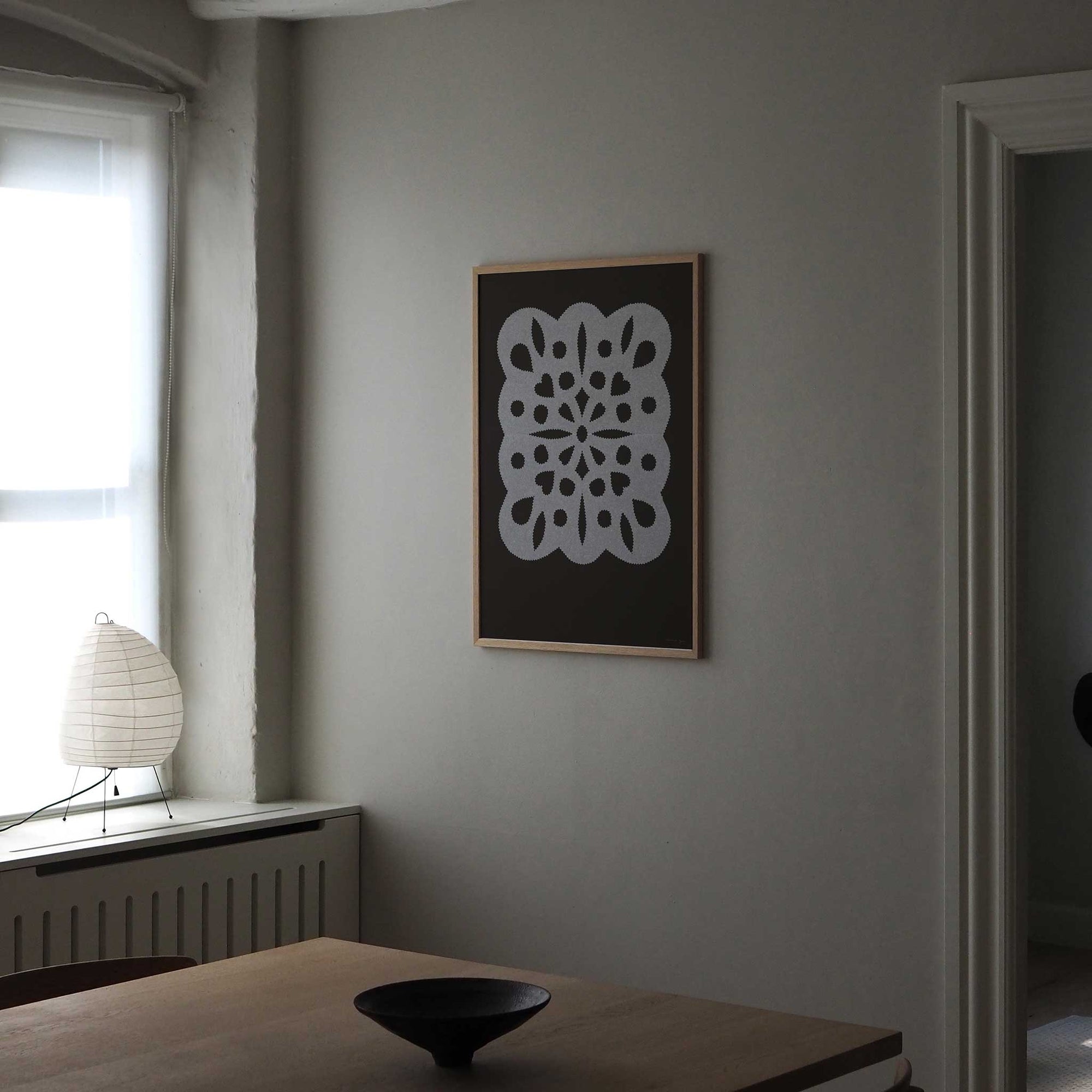 Atelier Cph（アトリエ・シーピーエイチ）は、デンマーク・コペンハーゲンを拠点とするデザインスタジオ兼アートブランドです。ミニマルで構築的なビジュアルを特徴とし、抽象アートやコラージュを中心としたアートポスターを多数手がけています。北欧デザインらしい洗練された感性とバランスの取れた構成美が魅力で、リビング、寝室、書斎、オフィスなど、あらゆる空間に調和と静けさをもたらします。幾何学的なモチーフを用いたアートは、ギャラリーウォールやモダンインテリアのアクセントにも最適。高品質な紙と印刷による仕上がりで、インテリアとしての完成度も高く評価されています。北欧アートポスター、現代アート、ミニマルデザイン、韓国インテリアなど、幅広いスタイルにマッチするスタイリッシュなアートを探している方におすすめです。