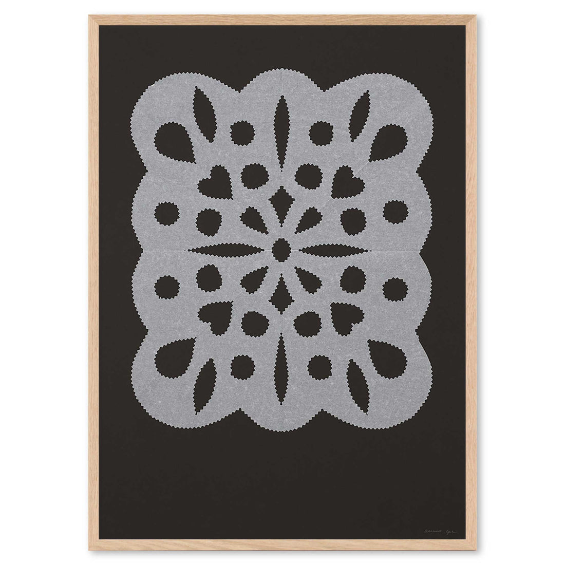 Atelier Cph（アトリエ・シーピーエイチ）は、デンマーク・コペンハーゲンを拠点とするデザインスタジオ兼アートブランドです。ミニマルで構築的なビジュアルを特徴とし、抽象アートやコラージュを中心としたアートポスターを多数手がけています。北欧デザインらしい洗練された感性とバランスの取れた構成美が魅力で、リビング、寝室、書斎、オフィスなど、あらゆる空間に調和と静けさをもたらします。幾何学的なモチーフを用いたアートは、ギャラリーウォールやモダンインテリアのアクセントにも最適。高品質な紙と印刷による仕上がりで、インテリアとしての完成度も高く評価されています。北欧アートポスター、現代アート、ミニマルデザイン、韓国インテリアなど、幅広いスタイルにマッチするスタイリッシュなアートを探している方におすすめです。