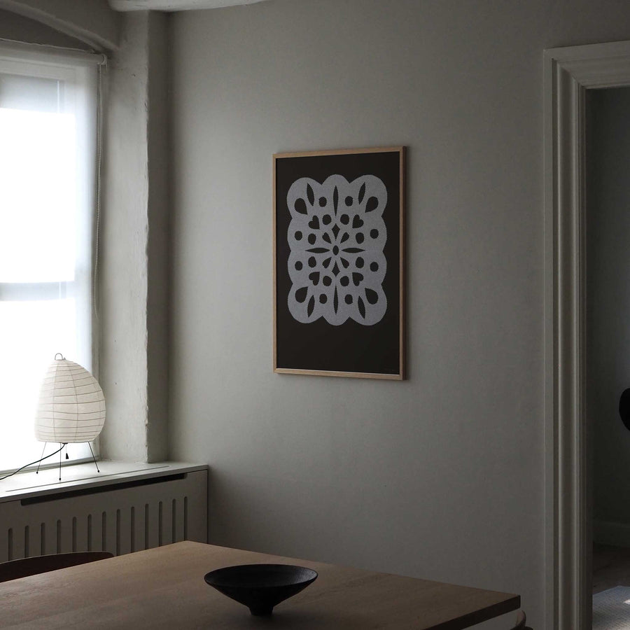 Atelier Cph（アトリエ・シーピーエイチ）は、デンマーク・コペンハーゲンを拠点とするデザインスタジオ兼アートブランドです。ミニマルで構築的なビジュアルを特徴とし、抽象アートやコラージュを中心としたアートポスターを多数手がけています。北欧デザインらしい洗練された感性とバランスの取れた構成美が魅力で、リビング、寝室、書斎、オフィスなど、あらゆる空間に調和と静けさをもたらします。幾何学的なモチーフを用いたアートは、ギャラリーウォールやモダンインテリアのアクセントにも最適。高品質な紙と印刷による仕上がりで、インテリアとしての完成度も高く評価されています。北欧アートポスター、現代アート、ミニマルデザイン、韓国インテリアなど、幅広いスタイルにマッチするスタイリッシュなアートを探している方におすすめです。