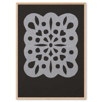 Atelier Cph（アトリエ・シーピーエイチ）は、デンマーク・コペンハーゲンを拠点とするデザインスタジオ兼アートブランドです。ミニマルで構築的なビジュアルを特徴とし、抽象アートやコラージュを中心としたアートポスターを多数手がけています。北欧デザインらしい洗練された感性とバランスの取れた構成美が魅力で、リビング、寝室、書斎、オフィスなど、あらゆる空間に調和と静けさをもたらします。幾何学的なモチーフを用いたアートは、ギャラリーウォールやモダンインテリアのアクセントにも最適。高品質な紙と印刷による仕上がりで、インテリアとしての完成度も高く評価されています。北欧アートポスター、現代アート、ミニマルデザイン、韓国インテリアなど、幅広いスタイルにマッチするスタイリッシュなアートを探している方におすすめです。