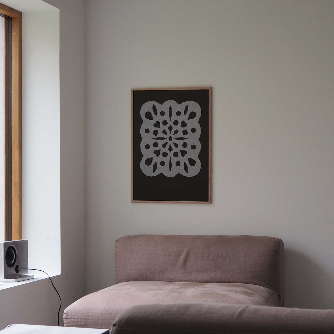 Atelier Cph（アトリエ・シーピーエイチ）は、デンマーク・コペンハーゲンを拠点とするデザインスタジオ兼アートブランドです。ミニマルで構築的なビジュアルを特徴とし、抽象アートやコラージュを中心としたアートポスターを多数手がけています。北欧デザインらしい洗練された感性とバランスの取れた構成美が魅力で、リビング、寝室、書斎、オフィスなど、あらゆる空間に調和と静けさをもたらします。幾何学的なモチーフを用いたアートは、ギャラリーウォールやモダンインテリアのアクセントにも最適。高品質な紙と印刷による仕上がりで、インテリアとしての完成度も高く評価されています。北欧アートポスター、現代アート、ミニマルデザイン、韓国インテリアなど、幅広いスタイルにマッチするスタイリッシュなアートを探している方におすすめです。