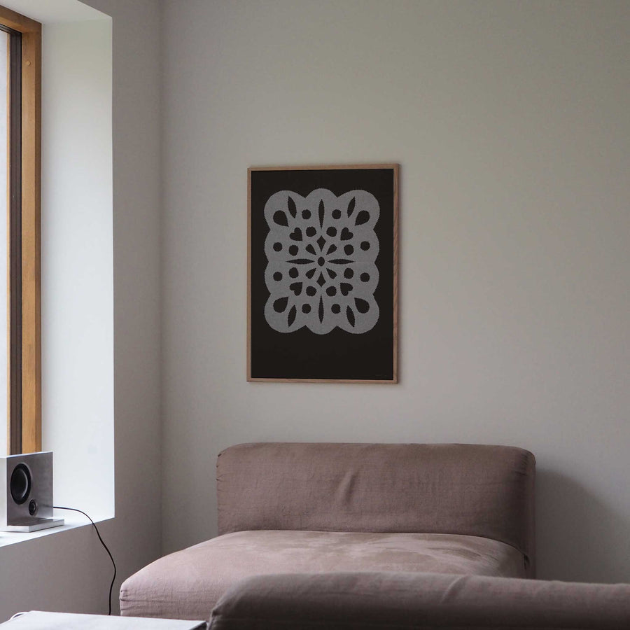 Atelier Cph（アトリエ・シーピーエイチ）は、デンマーク・コペンハーゲンを拠点とするデザインスタジオ兼アートブランドです。ミニマルで構築的なビジュアルを特徴とし、抽象アートやコラージュを中心としたアートポスターを多数手がけています。北欧デザインらしい洗練された感性とバランスの取れた構成美が魅力で、リビング、寝室、書斎、オフィスなど、あらゆる空間に調和と静けさをもたらします。幾何学的なモチーフを用いたアートは、ギャラリーウォールやモダンインテリアのアクセントにも最適。高品質な紙と印刷による仕上がりで、インテリアとしての完成度も高く評価されています。北欧アートポスター、現代アート、ミニマルデザイン、韓国インテリアなど、幅広いスタイルにマッチするスタイリッシュなアートを探している方におすすめです。