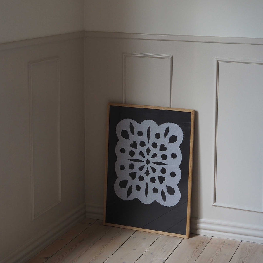 Atelier Cph（アトリエ・シーピーエイチ）は、デンマーク・コペンハーゲンを拠点とするデザインスタジオ兼アートブランドです。ミニマルで構築的なビジュアルを特徴とし、抽象アートやコラージュを中心としたアートポスターを多数手がけています。北欧デザインらしい洗練された感性とバランスの取れた構成美が魅力で、リビング、寝室、書斎、オフィスなど、あらゆる空間に調和と静けさをもたらします。幾何学的なモチーフを用いたアートは、ギャラリーウォールやモダンインテリアのアクセントにも最適。高品質な紙と印刷による仕上がりで、インテリアとしての完成度も高く評価されています。北欧アートポスター、現代アート、ミニマルデザイン、韓国インテリアなど、幅広いスタイルにマッチするスタイリッシュなアートを探している方におすすめです。