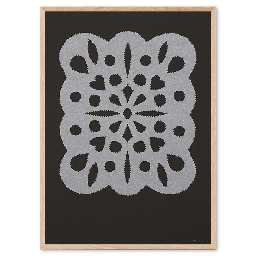 Atelier Cph（アトリエ・シーピーエイチ）は、デンマーク・コペンハーゲンを拠点とするデザインスタジオ兼アートブランドです。ミニマルで構築的なビジュアルを特徴とし、抽象アートやコラージュを中心としたアートポスターを多数手がけています。北欧デザインらしい洗練された感性とバランスの取れた構成美が魅力で、リビング、寝室、書斎、オフィスなど、あらゆる空間に調和と静けさをもたらします。幾何学的なモチーフを用いたアートは、ギャラリーウォールやモダンインテリアのアクセントにも最適。高品質な紙と印刷による仕上がりで、インテリアとしての完成度も高く評価されています。北欧アートポスター、現代アート、ミニマルデザイン、韓国インテリアなど、幅広いスタイルにマッチするスタイリッシュなアートを探している方におすすめです。