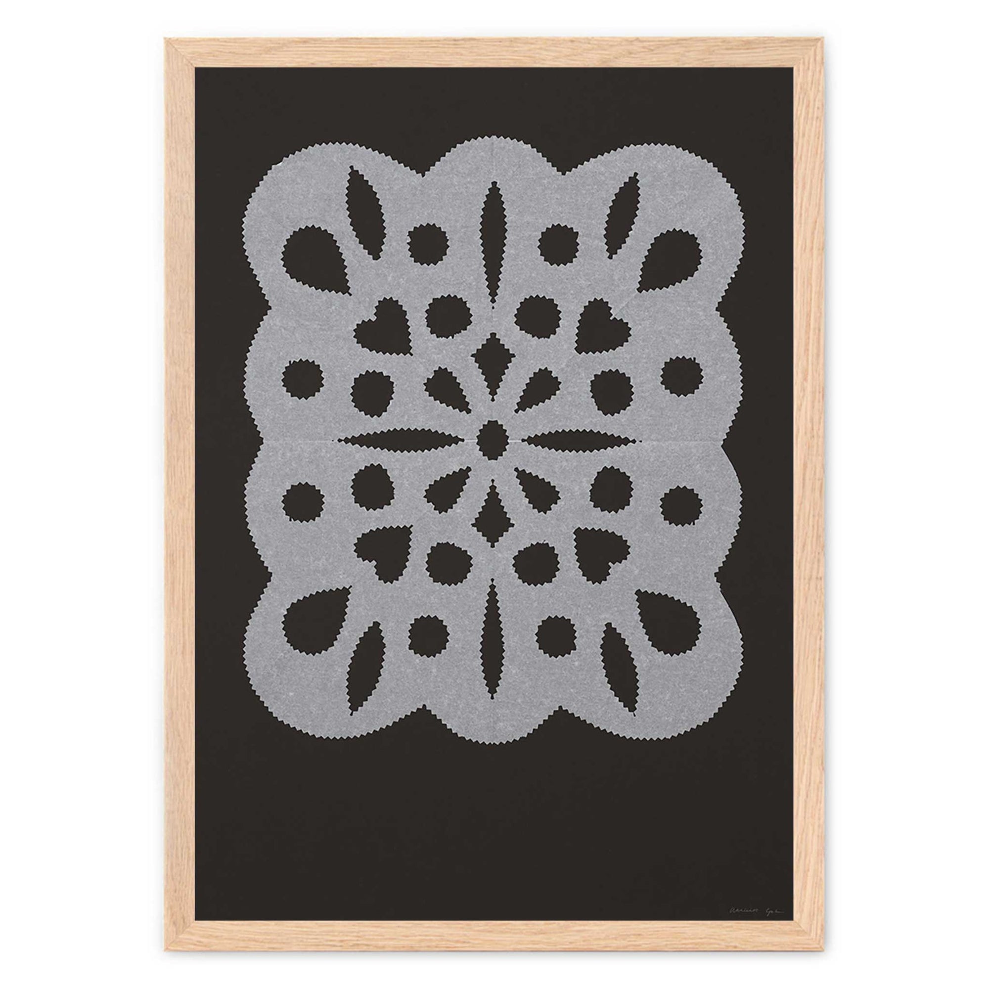 Atelier Cph（アトリエ・シーピーエイチ）は、デンマーク・コペンハーゲンを拠点とするデザインスタジオ兼アートブランドです。ミニマルで構築的なビジュアルを特徴とし、抽象アートやコラージュを中心としたアートポスターを多数手がけています。北欧デザインらしい洗練された感性とバランスの取れた構成美が魅力で、リビング、寝室、書斎、オフィスなど、あらゆる空間に調和と静けさをもたらします。幾何学的なモチーフを用いたアートは、ギャラリーウォールやモダンインテリアのアクセントにも最適。高品質な紙と印刷による仕上がりで、インテリアとしての完成度も高く評価されています。北欧アートポスター、現代アート、ミニマルデザイン、韓国インテリアなど、幅広いスタイルにマッチするスタイリッシュなアートを探している方におすすめです。