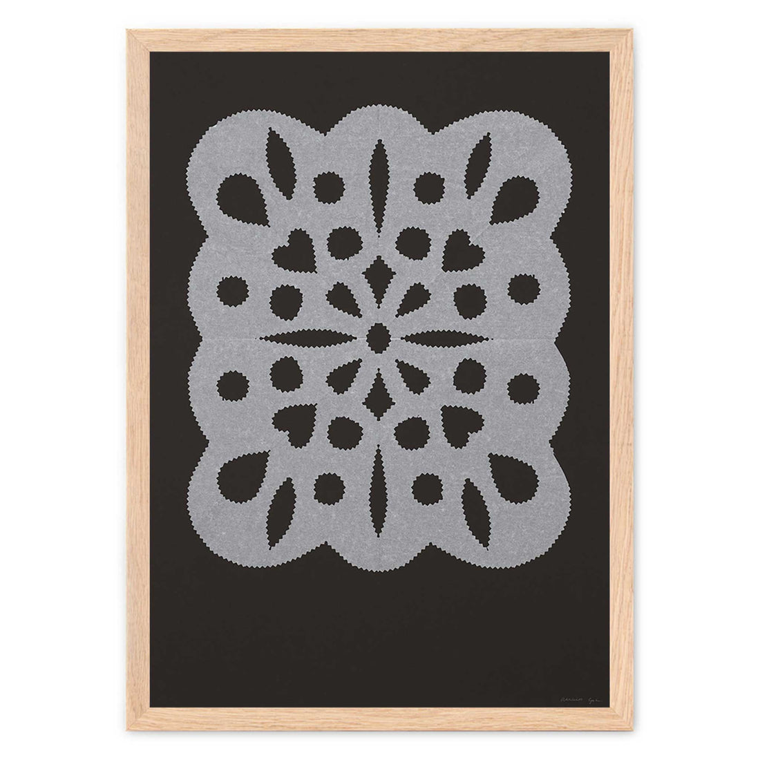 Atelier Cph（アトリエ・シーピーエイチ）は、デンマーク・コペンハーゲンを拠点とするデザインスタジオ兼アートブランドです。ミニマルで構築的なビジュアルを特徴とし、抽象アートやコラージュを中心としたアートポスターを多数手がけています。北欧デザインらしい洗練された感性とバランスの取れた構成美が魅力で、リビング、寝室、書斎、オフィスなど、あらゆる空間に調和と静けさをもたらします。幾何学的なモチーフを用いたアートは、ギャラリーウォールやモダンインテリアのアクセントにも最適。高品質な紙と印刷による仕上がりで、インテリアとしての完成度も高く評価されています。北欧アートポスター、現代アート、ミニマルデザイン、韓国インテリアなど、幅広いスタイルにマッチするスタイリッシュなアートを探している方におすすめです。