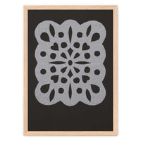 Atelier Cph（アトリエ・シーピーエイチ）は、デンマーク・コペンハーゲンを拠点とするデザインスタジオ兼アートブランドです。ミニマルで構築的なビジュアルを特徴とし、抽象アートやコラージュを中心としたアートポスターを多数手がけています。北欧デザインらしい洗練された感性とバランスの取れた構成美が魅力で、リビング、寝室、書斎、オフィスなど、あらゆる空間に調和と静けさをもたらします。幾何学的なモチーフを用いたアートは、ギャラリーウォールやモダンインテリアのアクセントにも最適。高品質な紙と印刷による仕上がりで、インテリアとしての完成度も高く評価されています。北欧アートポスター、現代アート、ミニマルデザイン、韓国インテリアなど、幅広いスタイルにマッチするスタイリッシュなアートを探している方におすすめです。