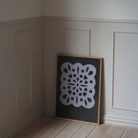 Atelier Cph（アトリエ・シーピーエイチ）は、デンマーク・コペンハーゲンを拠点とするデザインスタジオ兼アートブランドです。ミニマルで構築的なビジュアルを特徴とし、抽象アートやコラージュを中心としたアートポスターを多数手がけています。北欧デザインらしい洗練された感性とバランスの取れた構成美が魅力で、リビング、寝室、書斎、オフィスなど、あらゆる空間に調和と静けさをもたらします。幾何学的なモチーフを用いたアートは、ギャラリーウォールやモダンインテリアのアクセントにも最適。高品質な紙と印刷による仕上がりで、インテリアとしての完成度も高く評価されています。北欧アートポスター、現代アート、ミニマルデザイン、韓国インテリアなど、幅広いスタイルにマッチするスタイリッシュなアートを探している方におすすめです。