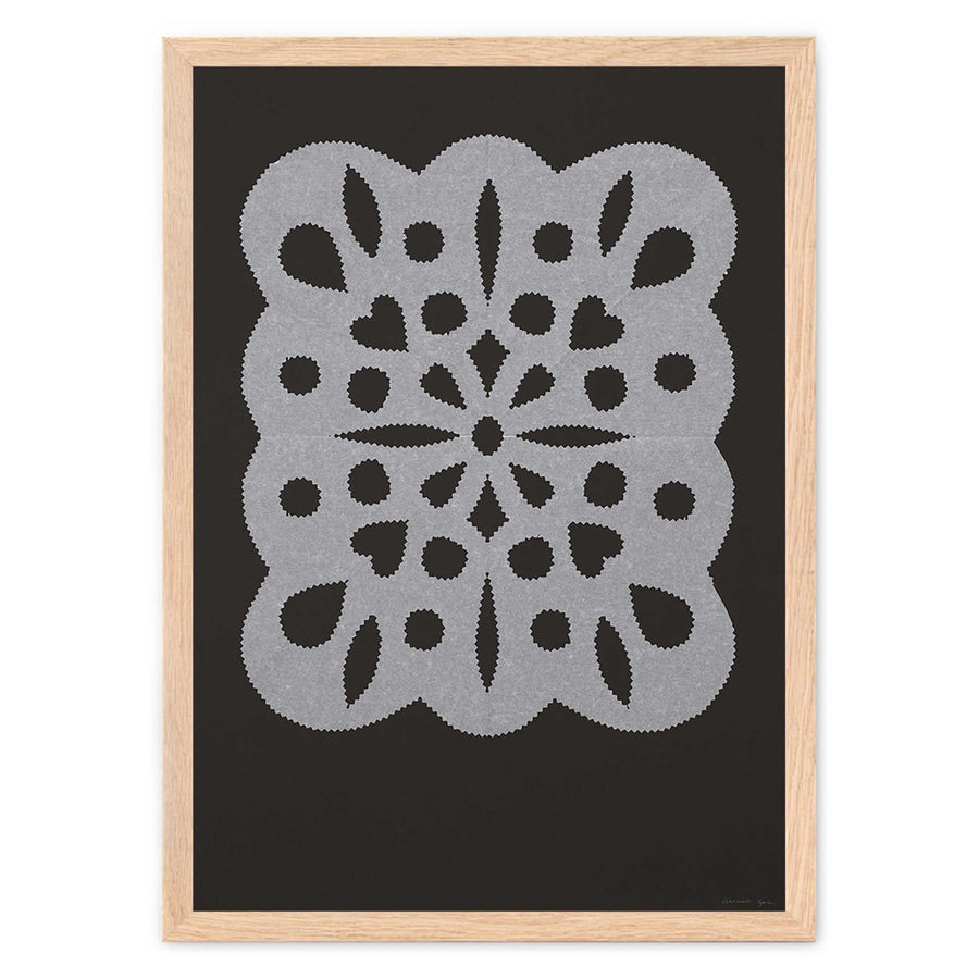 Atelier Cph（アトリエ・シーピーエイチ）は、デンマーク・コペンハーゲンを拠点とするデザインスタジオ兼アートブランドです。ミニマルで構築的なビジュアルを特徴とし、抽象アートやコラージュを中心としたアートポスターを多数手がけています。北欧デザインらしい洗練された感性とバランスの取れた構成美が魅力で、リビング、寝室、書斎、オフィスなど、あらゆる空間に調和と静けさをもたらします。幾何学的なモチーフを用いたアートは、ギャラリーウォールやモダンインテリアのアクセントにも最適。高品質な紙と印刷による仕上がりで、インテリアとしての完成度も高く評価されています。北欧アートポスター、現代アート、ミニマルデザイン、韓国インテリアなど、幅広いスタイルにマッチするスタイリッシュなアートを探している方におすすめです。