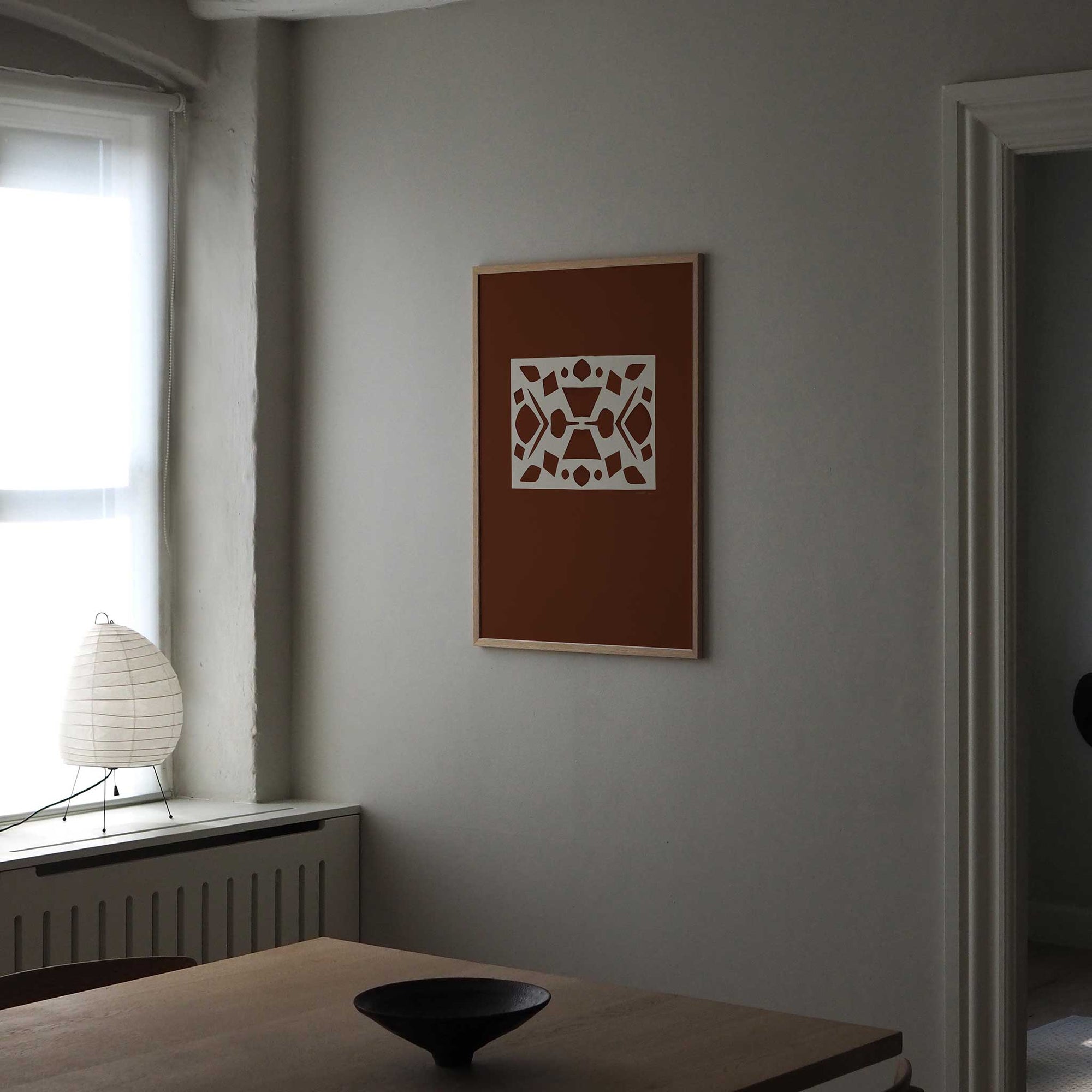 Atelier Cph（アトリエ・シーピーエイチ）は、デンマーク・コペンハーゲンを拠点とするデザインスタジオ兼アートブランドです。ミニマルで構築的なビジュアルを特徴とし、抽象アートやコラージュを中心としたアートポスターを多数手がけています。北欧デザインらしい洗練された感性とバランスの取れた構成美が魅力で、リビング、寝室、書斎、オフィスなど、あらゆる空間に調和と静けさをもたらします。幾何学的なモチーフを用いたアートは、ギャラリーウォールやモダンインテリアのアクセントにも最適。高品質な紙と印刷による仕上がりで、インテリアとしての完成度も高く評価されています。北欧アートポスター、現代アート、ミニマルデザイン、韓国インテリアなど、幅広いスタイルにマッチするスタイリッシュなアートを探している方におすすめです。