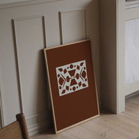 Atelier Cph（アトリエ・シーピーエイチ）は、デンマーク・コペンハーゲンを拠点とするデザインスタジオ兼アートブランドです。ミニマルで構築的なビジュアルを特徴とし、抽象アートやコラージュを中心としたアートポスターを多数手がけています。北欧デザインらしい洗練された感性とバランスの取れた構成美が魅力で、リビング、寝室、書斎、オフィスなど、あらゆる空間に調和と静けさをもたらします。幾何学的なモチーフを用いたアートは、ギャラリーウォールやモダンインテリアのアクセントにも最適。高品質な紙と印刷による仕上がりで、インテリアとしての完成度も高く評価されています。北欧アートポスター、現代アート、ミニマルデザイン、韓国インテリアなど、幅広いスタイルにマッチするスタイリッシュなアートを探している方におすすめです。