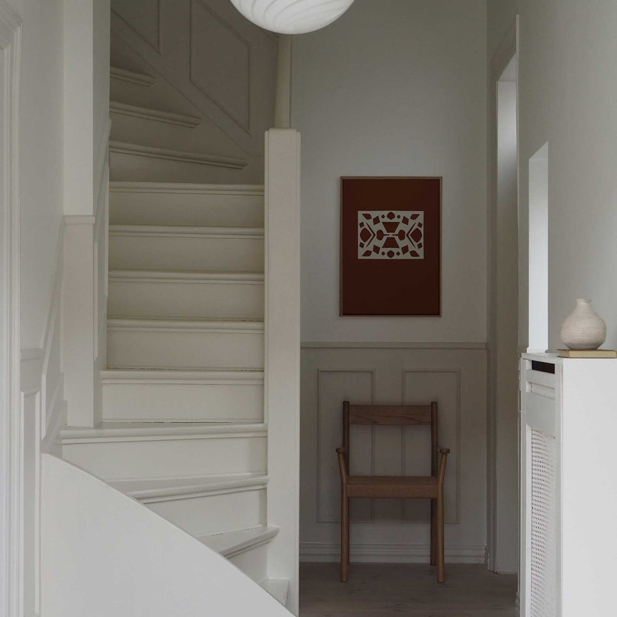 Atelier Cph（アトリエ・シーピーエイチ）は、デンマーク・コペンハーゲンを拠点とするデザインスタジオ兼アートブランドです。ミニマルで構築的なビジュアルを特徴とし、抽象アートやコラージュを中心としたアートポスターを多数手がけています。北欧デザインらしい洗練された感性とバランスの取れた構成美が魅力で、リビング、寝室、書斎、オフィスなど、あらゆる空間に調和と静けさをもたらします。幾何学的なモチーフを用いたアートは、ギャラリーウォールやモダンインテリアのアクセントにも最適。高品質な紙と印刷による仕上がりで、インテリアとしての完成度も高く評価されています。北欧アートポスター、現代アート、ミニマルデザイン、韓国インテリアなど、幅広いスタイルにマッチするスタイリッシュなアートを探している方におすすめです。