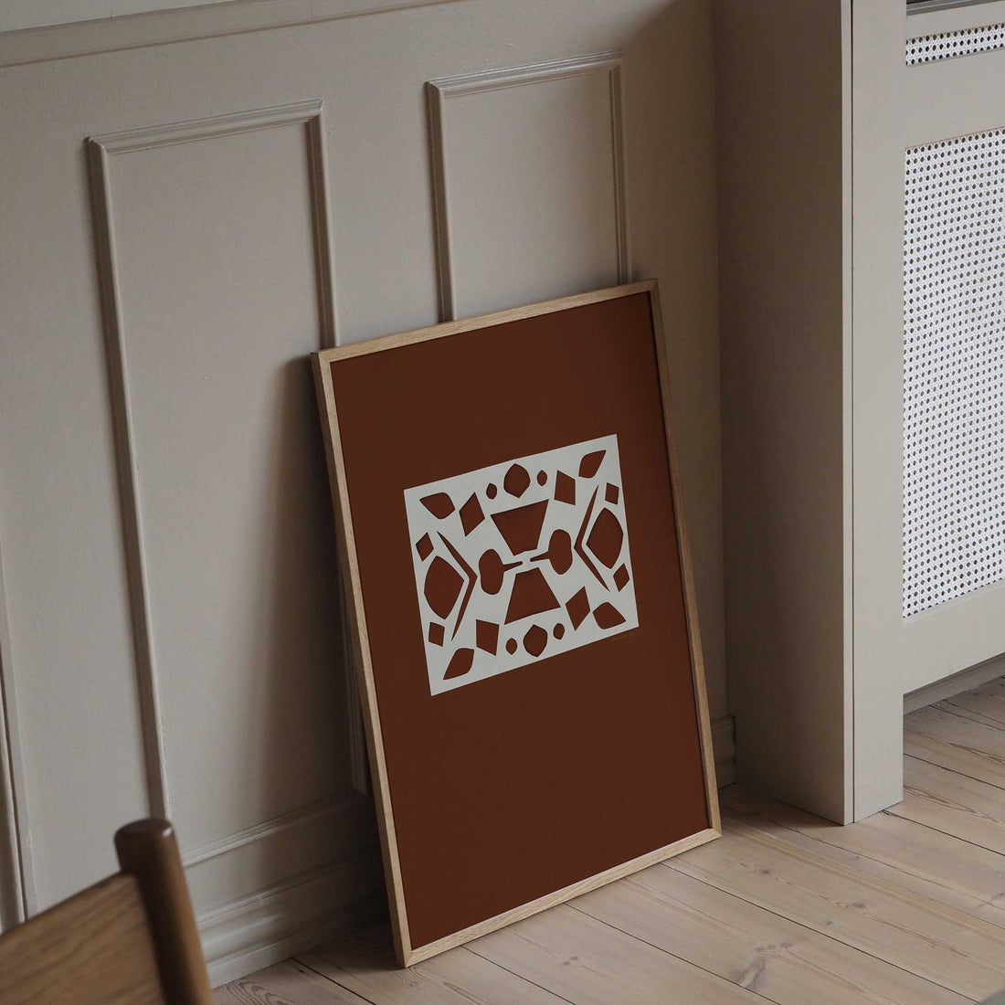 Atelier Cph（アトリエ・シーピーエイチ）は、デンマーク・コペンハーゲンを拠点とするデザインスタジオ兼アートブランドです。ミニマルで構築的なビジュアルを特徴とし、抽象アートやコラージュを中心としたアートポスターを多数手がけています。北欧デザインらしい洗練された感性とバランスの取れた構成美が魅力で、リビング、寝室、書斎、オフィスなど、あらゆる空間に調和と静けさをもたらします。幾何学的なモチーフを用いたアートは、ギャラリーウォールやモダンインテリアのアクセントにも最適。高品質な紙と印刷による仕上がりで、インテリアとしての完成度も高く評価されています。北欧アートポスター、現代アート、ミニマルデザイン、韓国インテリアなど、幅広いスタイルにマッチするスタイリッシュなアートを探している方におすすめです。