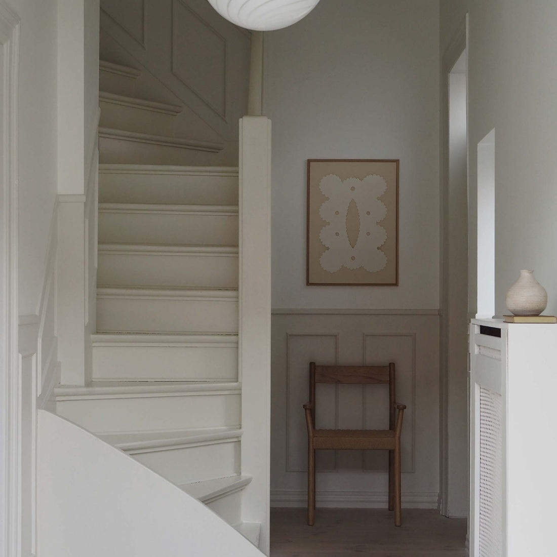 Atelier Cph（アトリエ・シーピーエイチ）は、デンマーク・コペンハーゲンを拠点とするデザインスタジオ兼アートブランドです。ミニマルで構築的なビジュアルを特徴とし、抽象アートやコラージュを中心としたアートポスターを多数手がけています。北欧デザインらしい洗練された感性とバランスの取れた構成美が魅力で、リビング、寝室、書斎、オフィスなど、あらゆる空間に調和と静けさをもたらします。幾何学的なモチーフを用いたアートは、ギャラリーウォールやモダンインテリアのアクセントにも最適。高品質な紙と印刷による仕上がりで、インテリアとしての完成度も高く評価されています。北欧アートポスター、現代アート、ミニマルデザイン、韓国インテリアなど、幅広いスタイルにマッチするスタイリッシュなアートを探している方におすすめです。