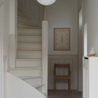 Atelier Cph（アトリエ・シーピーエイチ）は、デンマーク・コペンハーゲンを拠点とするデザインスタジオ兼アートブランドです。ミニマルで構築的なビジュアルを特徴とし、抽象アートやコラージュを中心としたアートポスターを多数手がけています。北欧デザインらしい洗練された感性とバランスの取れた構成美が魅力で、リビング、寝室、書斎、オフィスなど、あらゆる空間に調和と静けさをもたらします。幾何学的なモチーフを用いたアートは、ギャラリーウォールやモダンインテリアのアクセントにも最適。高品質な紙と印刷による仕上がりで、インテリアとしての完成度も高く評価されています。北欧アートポスター、現代アート、ミニマルデザイン、韓国インテリアなど、幅広いスタイルにマッチするスタイリッシュなアートを探している方におすすめです。