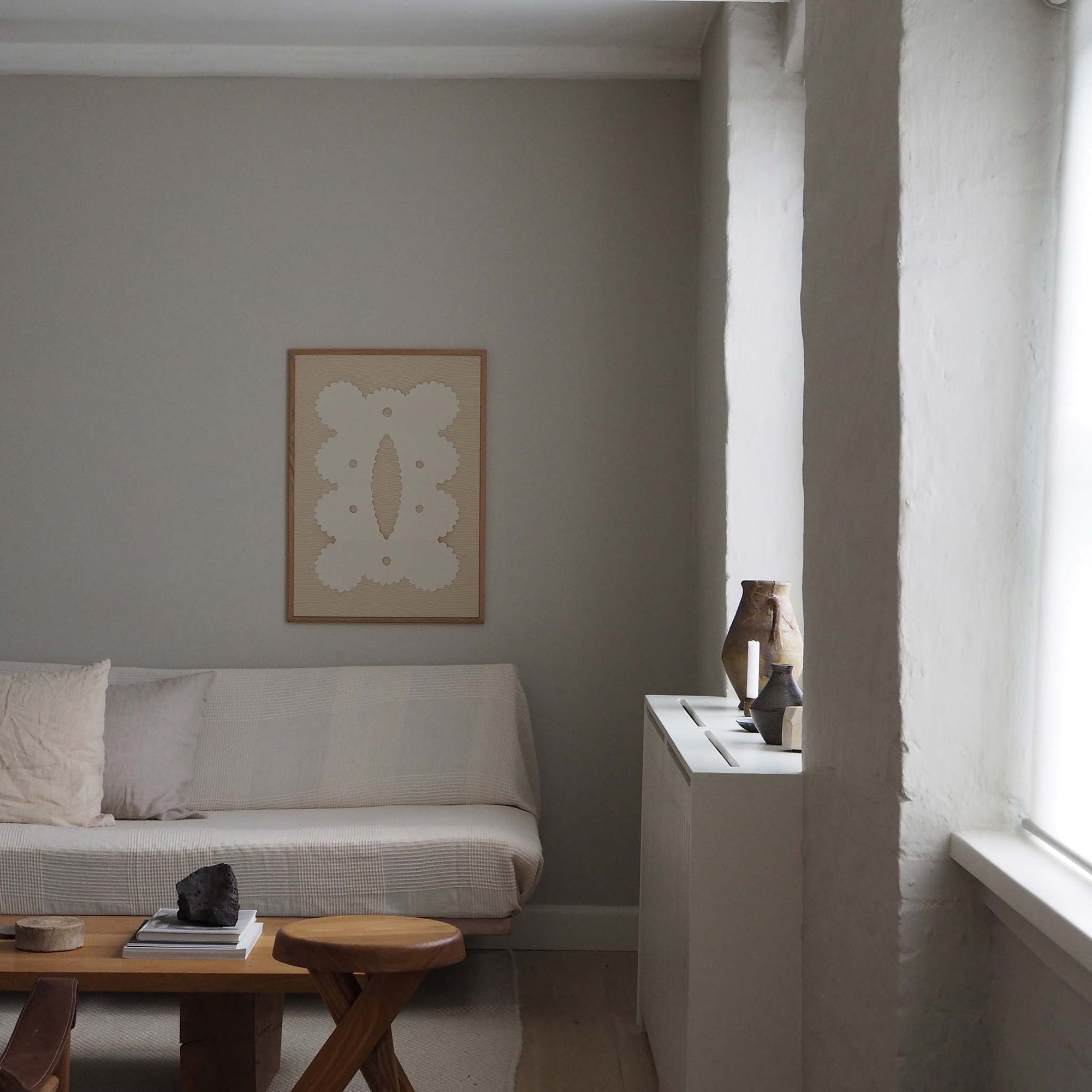 Atelier Cph（アトリエ・シーピーエイチ）は、デンマーク・コペンハーゲンを拠点とするデザインスタジオ兼アートブランドです。ミニマルで構築的なビジュアルを特徴とし、抽象アートやコラージュを中心としたアートポスターを多数手がけています。北欧デザインらしい洗練された感性とバランスの取れた構成美が魅力で、リビング、寝室、書斎、オフィスなど、あらゆる空間に調和と静けさをもたらします。幾何学的なモチーフを用いたアートは、ギャラリーウォールやモダンインテリアのアクセントにも最適。高品質な紙と印刷による仕上がりで、インテリアとしての完成度も高く評価されています。北欧アートポスター、現代アート、ミニマルデザイン、韓国インテリアなど、幅広いスタイルにマッチするスタイリッシュなアートを探している方におすすめです。