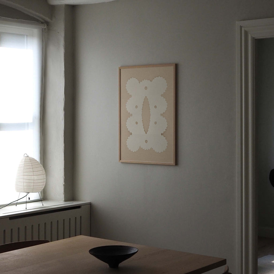 Atelier Cph（アトリエ・シーピーエイチ）は、デンマーク・コペンハーゲンを拠点とするデザインスタジオ兼アートブランドです。ミニマルで構築的なビジュアルを特徴とし、抽象アートやコラージュを中心としたアートポスターを多数手がけています。北欧デザインらしい洗練された感性とバランスの取れた構成美が魅力で、リビング、寝室、書斎、オフィスなど、あらゆる空間に調和と静けさをもたらします。幾何学的なモチーフを用いたアートは、ギャラリーウォールやモダンインテリアのアクセントにも最適。高品質な紙と印刷による仕上がりで、インテリアとしての完成度も高く評価されています。北欧アートポスター、現代アート、ミニマルデザイン、韓国インテリアなど、幅広いスタイルにマッチするスタイリッシュなアートを探している方におすすめです。