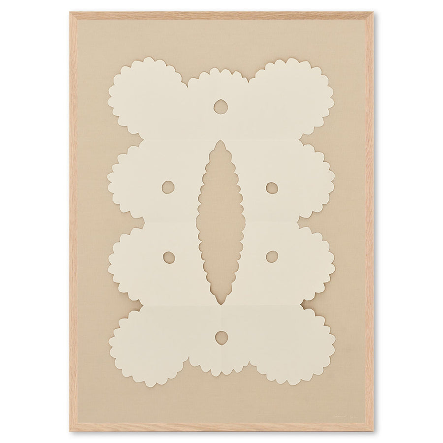 Atelier Cph（アトリエ・シーピーエイチ）は、デンマーク・コペンハーゲンを拠点とするデザインスタジオ兼アートブランドです。ミニマルで構築的なビジュアルを特徴とし、抽象アートやコラージュを中心としたアートポスターを多数手がけています。北欧デザインらしい洗練された感性とバランスの取れた構成美が魅力で、リビング、寝室、書斎、オフィスなど、あらゆる空間に調和と静けさをもたらします。幾何学的なモチーフを用いたアートは、ギャラリーウォールやモダンインテリアのアクセントにも最適。高品質な紙と印刷による仕上がりで、インテリアとしての完成度も高く評価されています。北欧アートポスター、現代アート、ミニマルデザイン、韓国インテリアなど、幅広いスタイルにマッチするスタイリッシュなアートを探している方におすすめです。