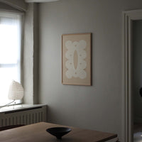 Atelier Cph（アトリエ・シーピーエイチ）は、デンマーク・コペンハーゲンを拠点とするデザインスタジオ兼アートブランドです。ミニマルで構築的なビジュアルを特徴とし、抽象アートやコラージュを中心としたアートポスターを多数手がけています。北欧デザインらしい洗練された感性とバランスの取れた構成美が魅力で、リビング、寝室、書斎、オフィスなど、あらゆる空間に調和と静けさをもたらします。幾何学的なモチーフを用いたアートは、ギャラリーウォールやモダンインテリアのアクセントにも最適。高品質な紙と印刷による仕上がりで、インテリアとしての完成度も高く評価されています。北欧アートポスター、現代アート、ミニマルデザイン、韓国インテリアなど、幅広いスタイルにマッチするスタイリッシュなアートを探している方におすすめです。