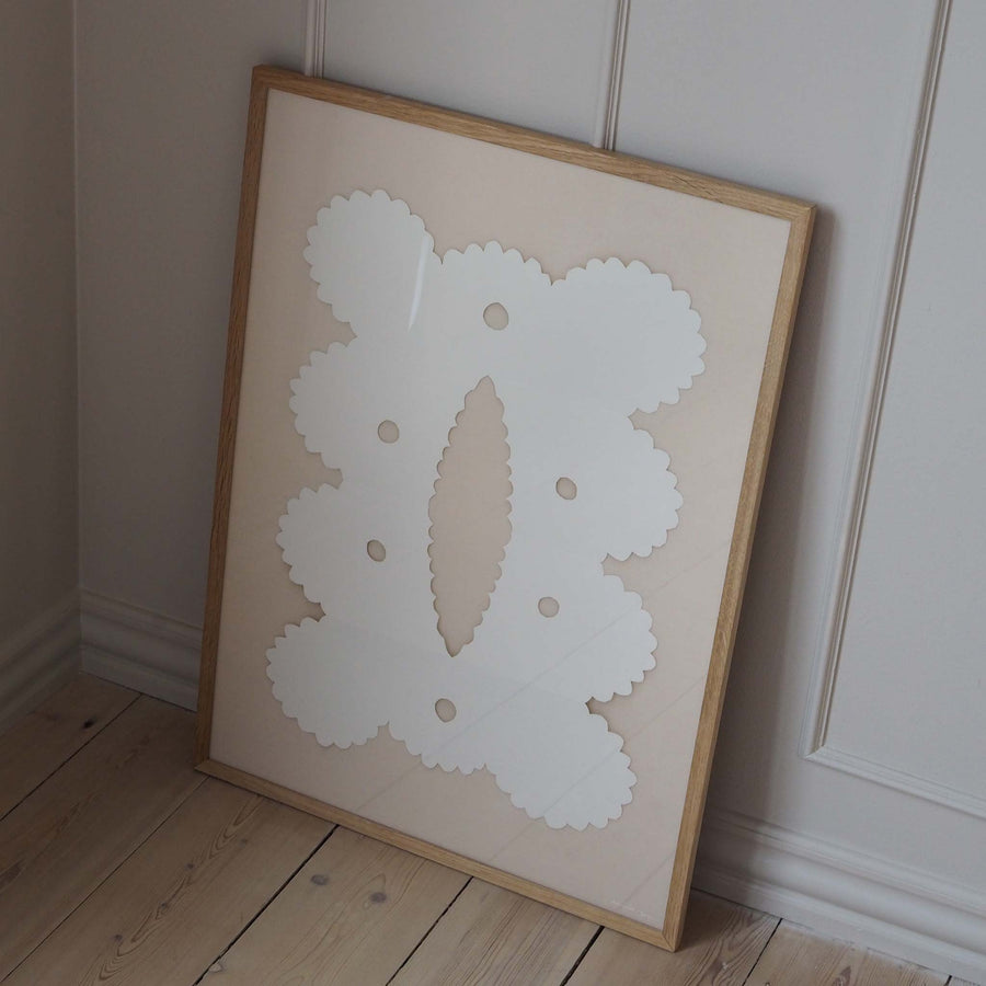 Atelier Cph（アトリエ・シーピーエイチ）は、デンマーク・コペンハーゲンを拠点とするデザインスタジオ兼アートブランドです。ミニマルで構築的なビジュアルを特徴とし、抽象アートやコラージュを中心としたアートポスターを多数手がけています。北欧デザインらしい洗練された感性とバランスの取れた構成美が魅力で、リビング、寝室、書斎、オフィスなど、あらゆる空間に調和と静けさをもたらします。幾何学的なモチーフを用いたアートは、ギャラリーウォールやモダンインテリアのアクセントにも最適。高品質な紙と印刷による仕上がりで、インテリアとしての完成度も高く評価されています。北欧アートポスター、現代アート、ミニマルデザイン、韓国インテリアなど、幅広いスタイルにマッチするスタイリッシュなアートを探している方におすすめです。