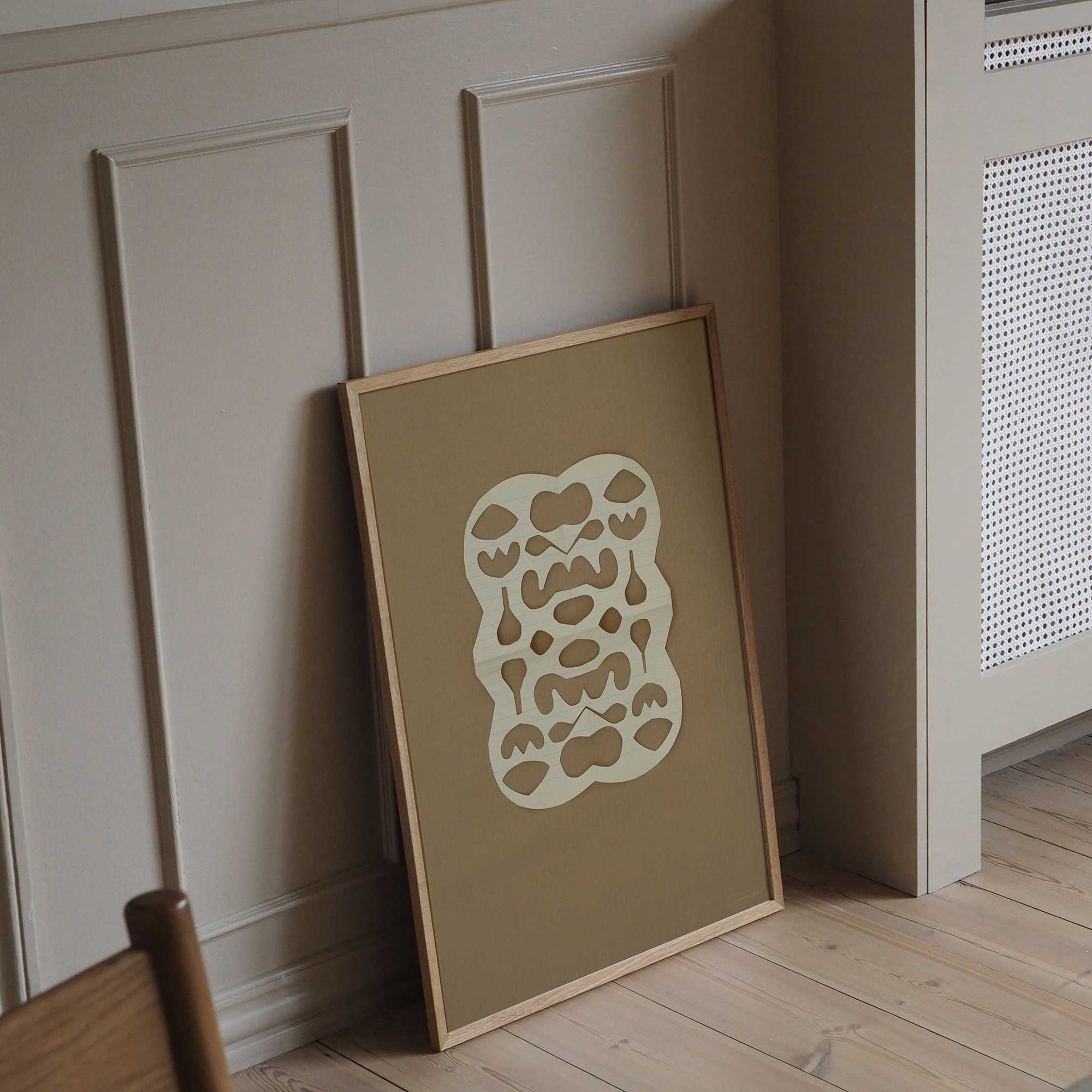 Atelier Cph（アトリエ・シーピーエイチ）は、デンマーク・コペンハーゲンを拠点とするデザインスタジオ兼アートブランドです。ミニマルで構築的なビジュアルを特徴とし、抽象アートやコラージュを中心としたアートポスターを多数手がけています。北欧デザインらしい洗練された感性とバランスの取れた構成美が魅力で、リビング、寝室、書斎、オフィスなど、あらゆる空間に調和と静けさをもたらします。幾何学的なモチーフを用いたアートは、ギャラリーウォールやモダンインテリアのアクセントにも最適。高品質な紙と印刷による仕上がりで、インテリアとしての完成度も高く評価されています。北欧アートポスター、現代アート、ミニマルデザイン、韓国インテリアなど、幅広いスタイルにマッチするスタイリッシュなアートを探している方におすすめです。