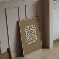 Atelier Cph（アトリエ・シーピーエイチ）は、デンマーク・コペンハーゲンを拠点とするデザインスタジオ兼アートブランドです。ミニマルで構築的なビジュアルを特徴とし、抽象アートやコラージュを中心としたアートポスターを多数手がけています。北欧デザインらしい洗練された感性とバランスの取れた構成美が魅力で、リビング、寝室、書斎、オフィスなど、あらゆる空間に調和と静けさをもたらします。幾何学的なモチーフを用いたアートは、ギャラリーウォールやモダンインテリアのアクセントにも最適。高品質な紙と印刷による仕上がりで、インテリアとしての完成度も高く評価されています。北欧アートポスター、現代アート、ミニマルデザイン、韓国インテリアなど、幅広いスタイルにマッチするスタイリッシュなアートを探している方におすすめです。