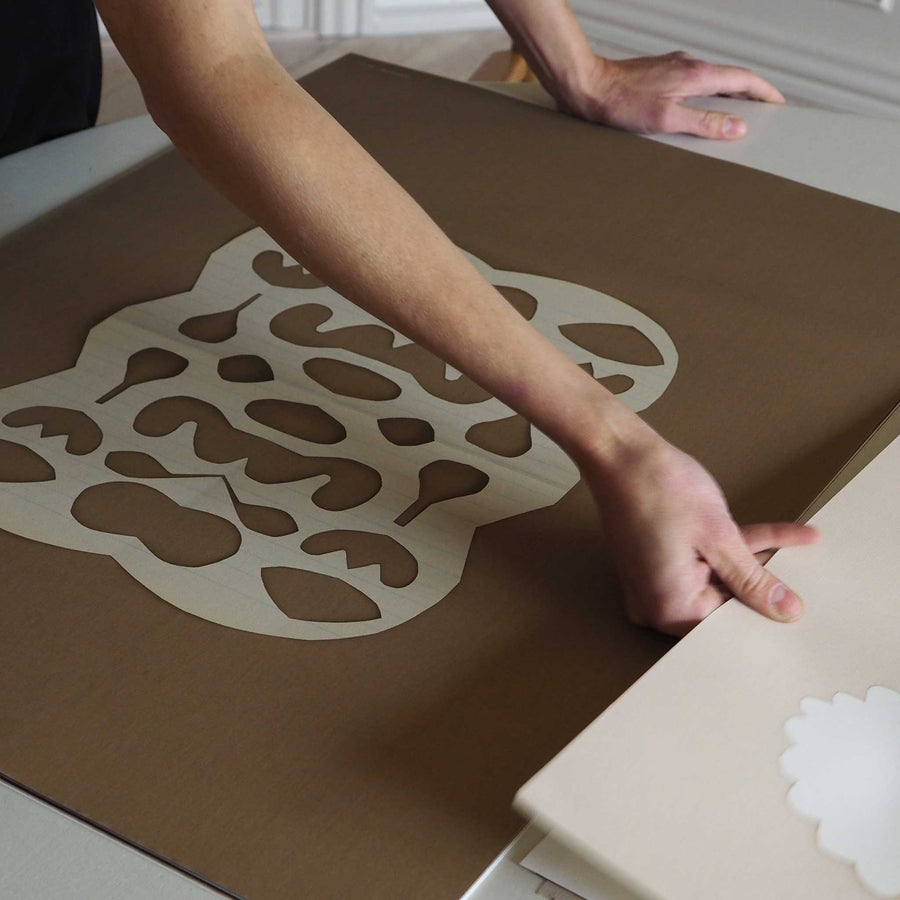 Atelier Cph（アトリエ・シーピーエイチ）は、デンマーク・コペンハーゲンを拠点とするデザインスタジオ兼アートブランドです。ミニマルで構築的なビジュアルを特徴とし、抽象アートやコラージュを中心としたアートポスターを多数手がけています。北欧デザインらしい洗練された感性とバランスの取れた構成美が魅力で、リビング、寝室、書斎、オフィスなど、あらゆる空間に調和と静けさをもたらします。幾何学的なモチーフを用いたアートは、ギャラリーウォールやモダンインテリアのアクセントにも最適。高品質な紙と印刷による仕上がりで、インテリアとしての完成度も高く評価されています。北欧アートポスター、現代アート、ミニマルデザイン、韓国インテリアなど、幅広いスタイルにマッチするスタイリッシュなアートを探している方におすすめです。