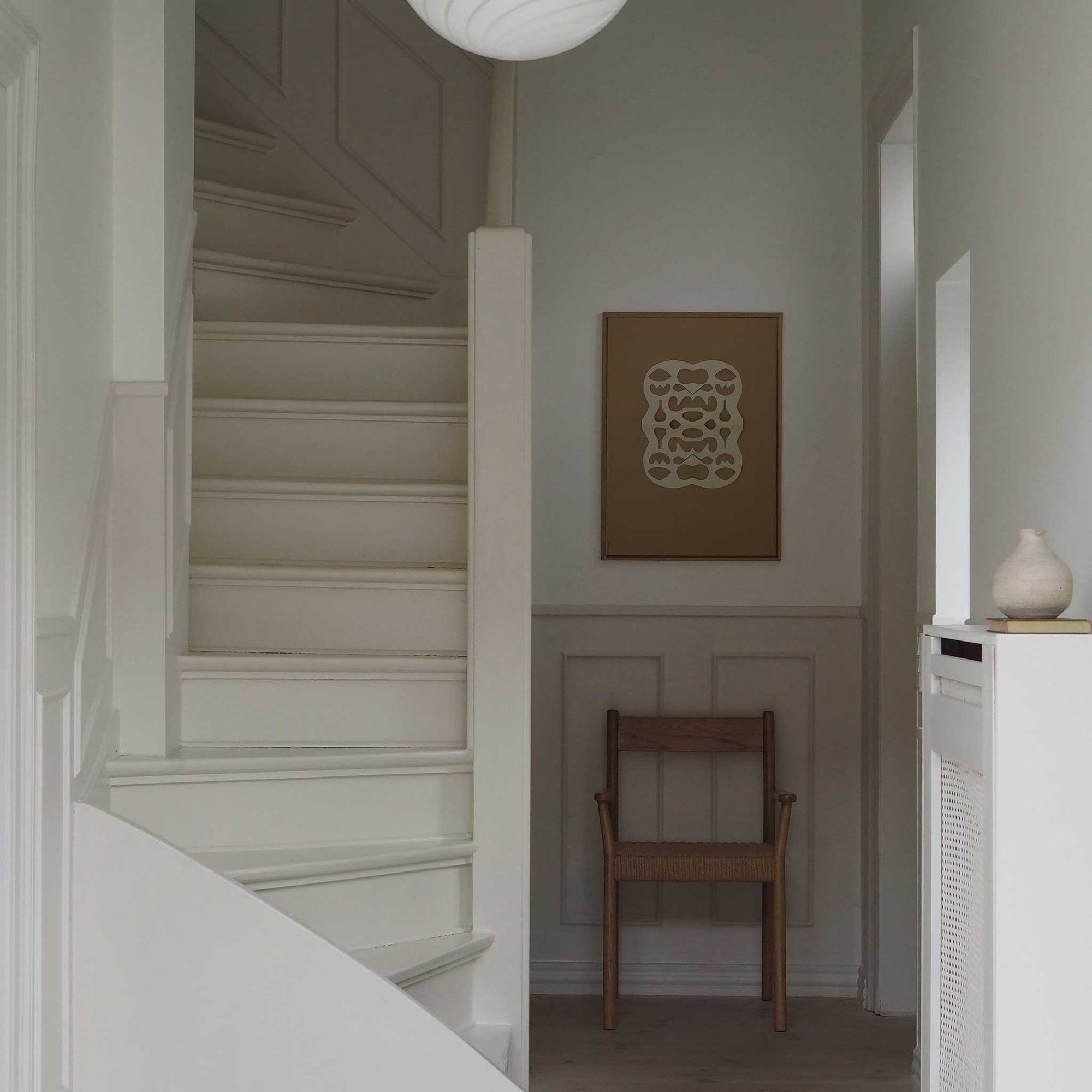 Atelier Cph（アトリエ・シーピーエイチ）は、デンマーク・コペンハーゲンを拠点とするデザインスタジオ兼アートブランドです。ミニマルで構築的なビジュアルを特徴とし、抽象アートやコラージュを中心としたアートポスターを多数手がけています。北欧デザインらしい洗練された感性とバランスの取れた構成美が魅力で、リビング、寝室、書斎、オフィスなど、あらゆる空間に調和と静けさをもたらします。幾何学的なモチーフを用いたアートは、ギャラリーウォールやモダンインテリアのアクセントにも最適。高品質な紙と印刷による仕上がりで、インテリアとしての完成度も高く評価されています。北欧アートポスター、現代アート、ミニマルデザイン、韓国インテリアなど、幅広いスタイルにマッチするスタイリッシュなアートを探している方におすすめです。