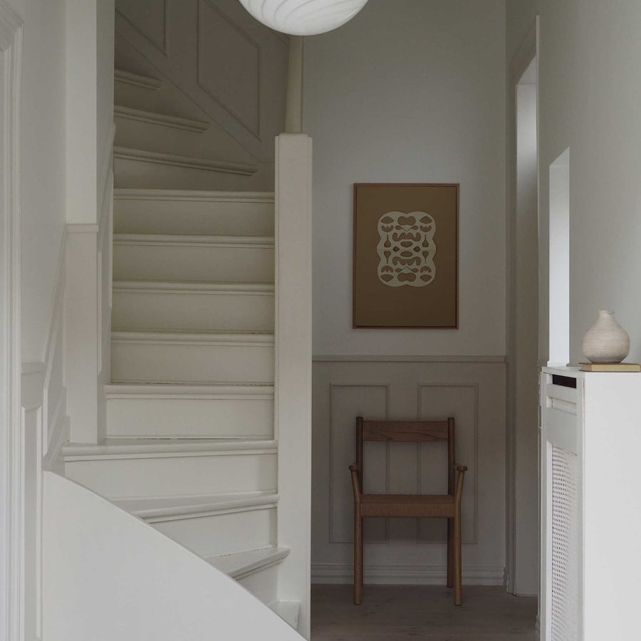 Atelier Cph（アトリエ・シーピーエイチ）は、デンマーク・コペンハーゲンを拠点とするデザインスタジオ兼アートブランドです。ミニマルで構築的なビジュアルを特徴とし、抽象アートやコラージュを中心としたアートポスターを多数手がけています。北欧デザインらしい洗練された感性とバランスの取れた構成美が魅力で、リビング、寝室、書斎、オフィスなど、あらゆる空間に調和と静けさをもたらします。幾何学的なモチーフを用いたアートは、ギャラリーウォールやモダンインテリアのアクセントにも最適。高品質な紙と印刷による仕上がりで、インテリアとしての完成度も高く評価されています。北欧アートポスター、現代アート、ミニマルデザイン、韓国インテリアなど、幅広いスタイルにマッチするスタイリッシュなアートを探している方におすすめです。