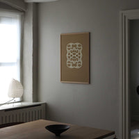 Atelier Cph（アトリエ・シーピーエイチ）は、デンマーク・コペンハーゲンを拠点とするデザインスタジオ兼アートブランドです。ミニマルで構築的なビジュアルを特徴とし、抽象アートやコラージュを中心としたアートポスターを多数手がけています。北欧デザインらしい洗練された感性とバランスの取れた構成美が魅力で、リビング、寝室、書斎、オフィスなど、あらゆる空間に調和と静けさをもたらします。幾何学的なモチーフを用いたアートは、ギャラリーウォールやモダンインテリアのアクセントにも最適。高品質な紙と印刷による仕上がりで、インテリアとしての完成度も高く評価されています。北欧アートポスター、現代アート、ミニマルデザイン、韓国インテリアなど、幅広いスタイルにマッチするスタイリッシュなアートを探している方におすすめです。