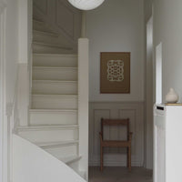 Atelier Cph（アトリエ・シーピーエイチ）は、デンマーク・コペンハーゲンを拠点とするデザインスタジオ兼アートブランドです。ミニマルで構築的なビジュアルを特徴とし、抽象アートやコラージュを中心としたアートポスターを多数手がけています。北欧デザインらしい洗練された感性とバランスの取れた構成美が魅力で、リビング、寝室、書斎、オフィスなど、あらゆる空間に調和と静けさをもたらします。幾何学的なモチーフを用いたアートは、ギャラリーウォールやモダンインテリアのアクセントにも最適。高品質な紙と印刷による仕上がりで、インテリアとしての完成度も高く評価されています。北欧アートポスター、現代アート、ミニマルデザイン、韓国インテリアなど、幅広いスタイルにマッチするスタイリッシュなアートを探している方におすすめです。