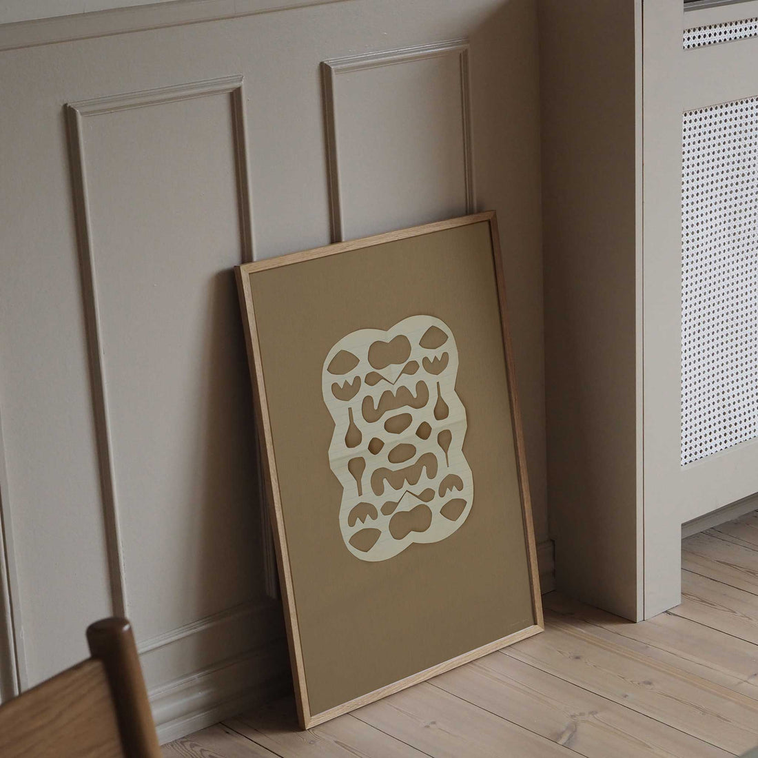 Atelier Cph（アトリエ・シーピーエイチ）は、デンマーク・コペンハーゲンを拠点とするデザインスタジオ兼アートブランドです。ミニマルで構築的なビジュアルを特徴とし、抽象アートやコラージュを中心としたアートポスターを多数手がけています。北欧デザインらしい洗練された感性とバランスの取れた構成美が魅力で、リビング、寝室、書斎、オフィスなど、あらゆる空間に調和と静けさをもたらします。幾何学的なモチーフを用いたアートは、ギャラリーウォールやモダンインテリアのアクセントにも最適。高品質な紙と印刷による仕上がりで、インテリアとしての完成度も高く評価されています。北欧アートポスター、現代アート、ミニマルデザイン、韓国インテリアなど、幅広いスタイルにマッチするスタイリッシュなアートを探している方におすすめです。