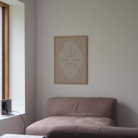 Atelier Cph（アトリエ・シーピーエイチ）は、デンマーク・コペンハーゲンを拠点とするデザインスタジオ兼アートブランドです。ミニマルで構築的なビジュアルを特徴とし、抽象アートやコラージュを中心としたアートポスターを多数手がけています。北欧デザインらしい洗練された感性とバランスの取れた構成美が魅力で、リビング、寝室、書斎、オフィスなど、あらゆる空間に調和と静けさをもたらします。幾何学的なモチーフを用いたアートは、ギャラリーウォールやモダンインテリアのアクセントにも最適。高品質な紙と印刷による仕上がりで、インテリアとしての完成度も高く評価されています。北欧アートポスター、現代アート、ミニマルデザイン、韓国インテリアなど、幅広いスタイルにマッチするスタイリッシュなアートを探している方におすすめです。